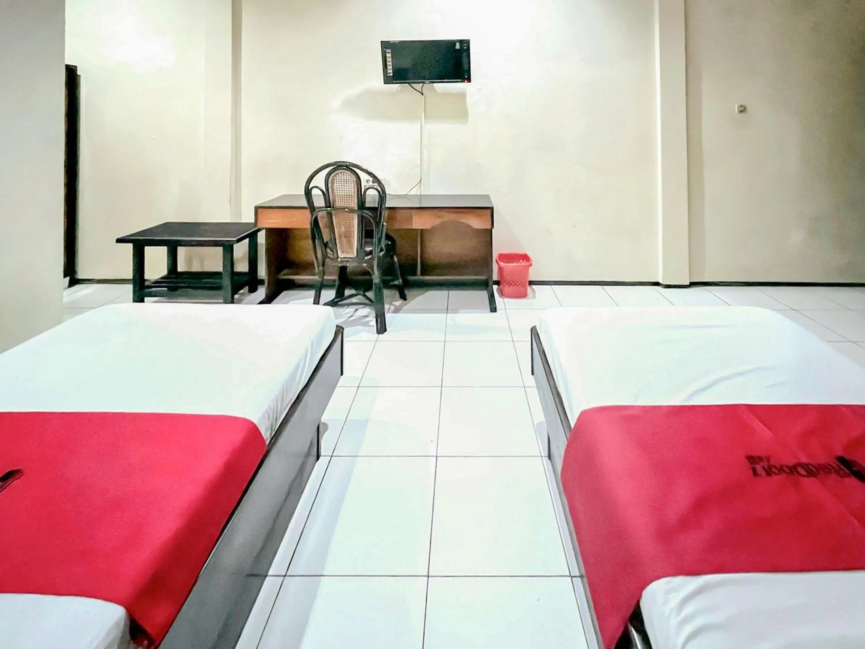 Bedroom, Bed in RedDoorz at Hotel Tampiarto Probolinggo Jawa Timur