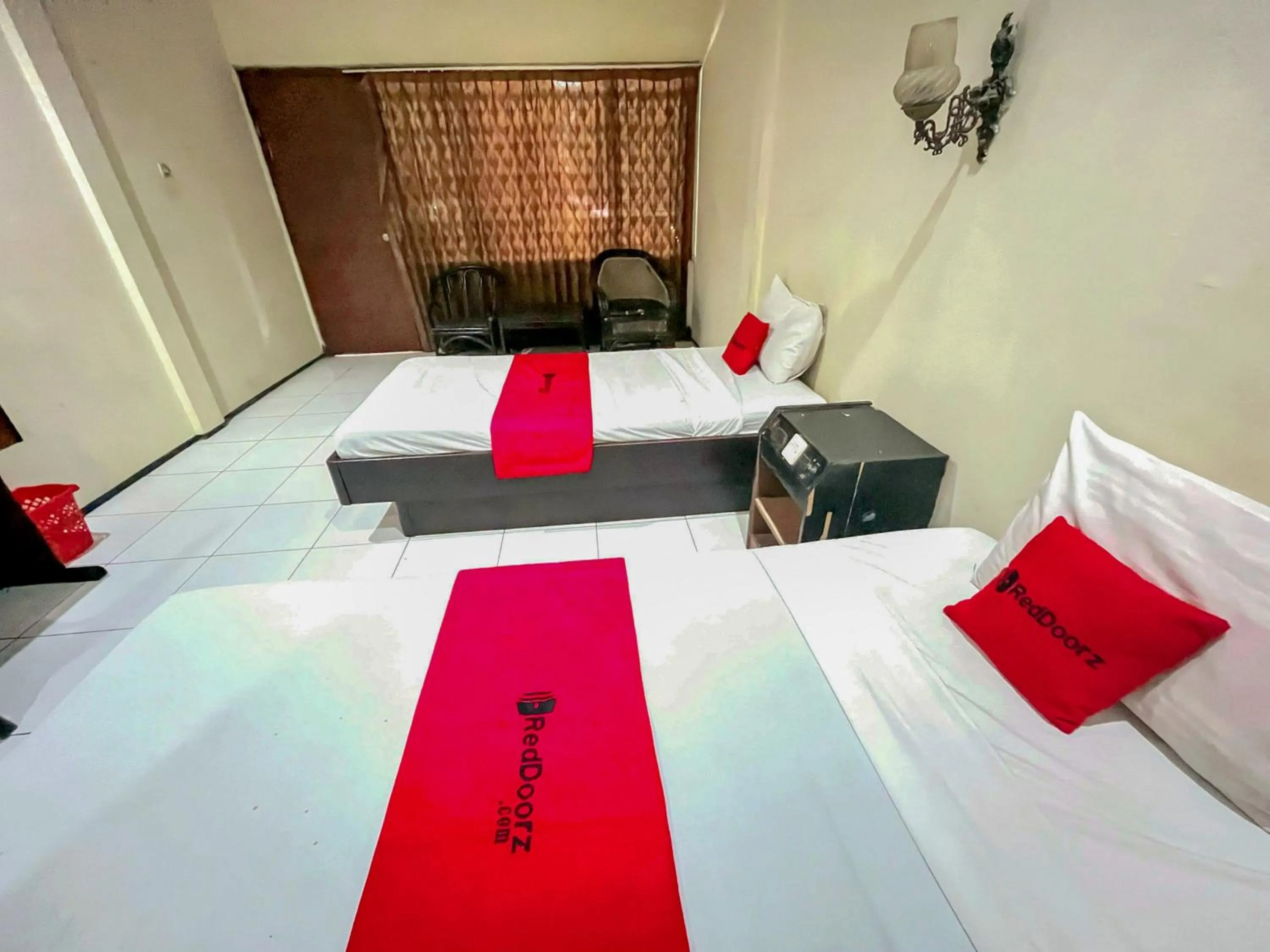 Bedroom, Bed in RedDoorz at Hotel Tampiarto Probolinggo Jawa Timur