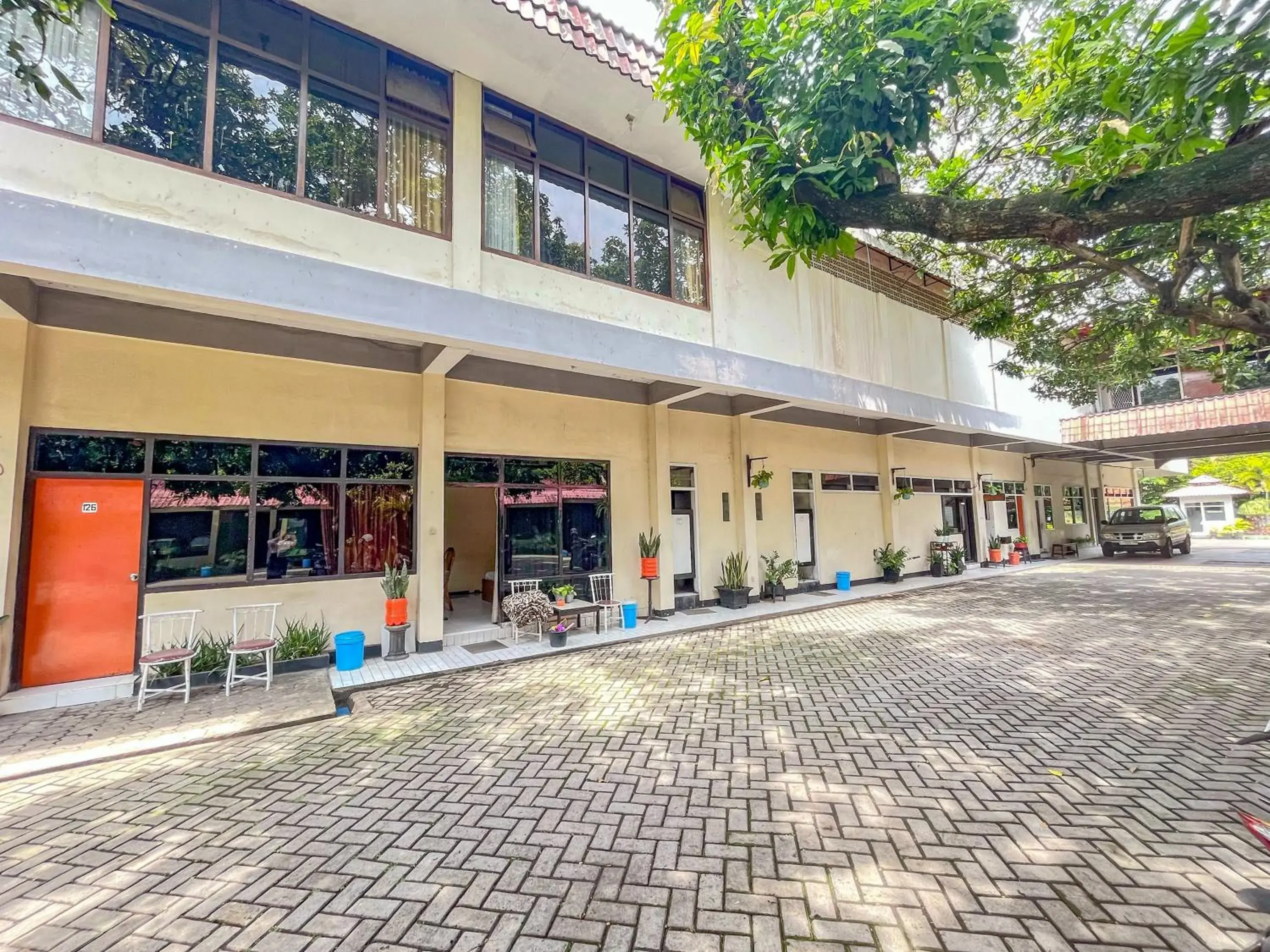 Property building in RedDoorz at Hotel Tampiarto Probolinggo Jawa Timur Property building in RedDoorz at Hotel Tampiarto Probolinggo Jawa Timur