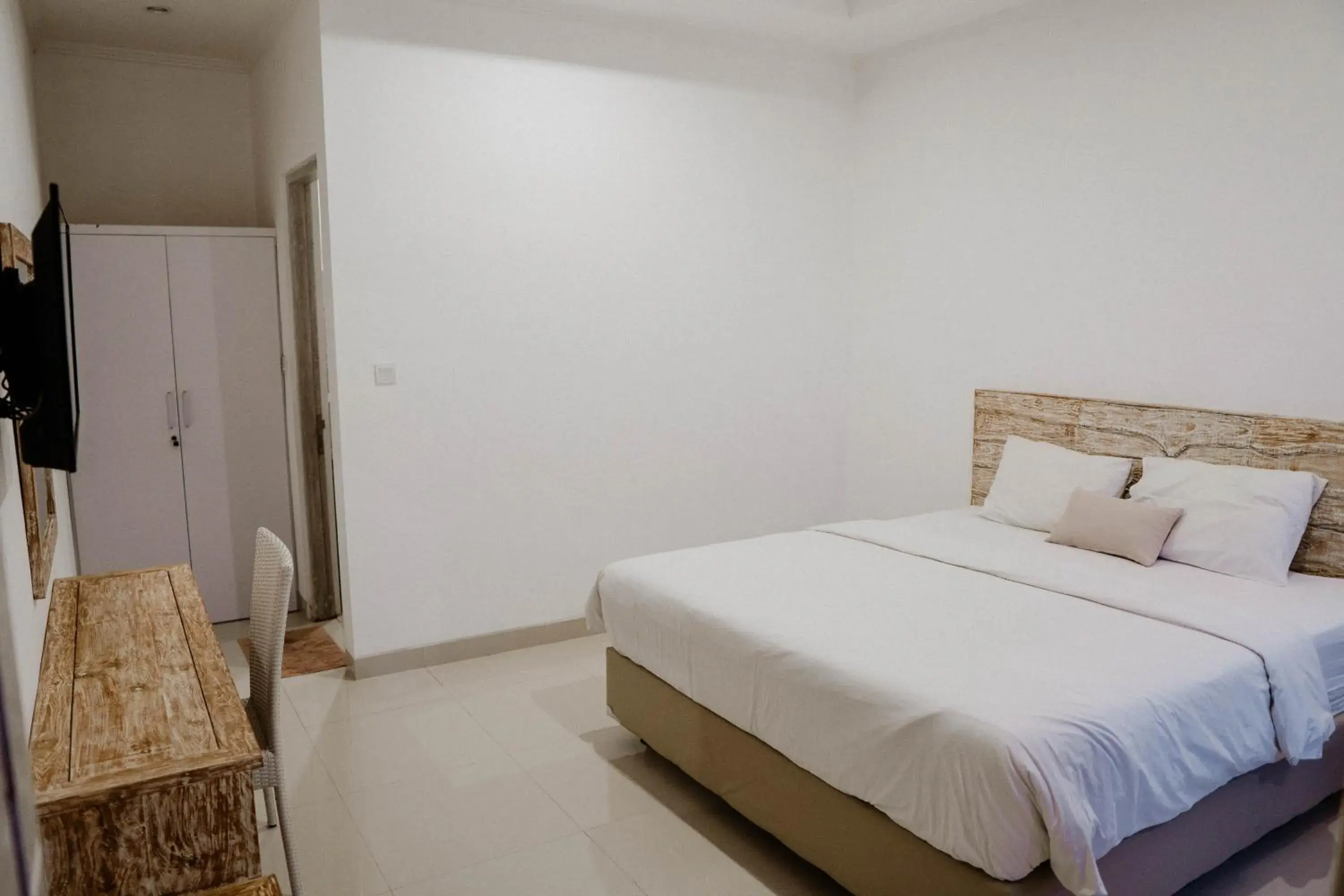 Deluxe Double or Twin Room with Balcony in Berawa Dini Guesthouse Deluxe Double or Twin Room with Balcony in Berawa Dini Guesthouse