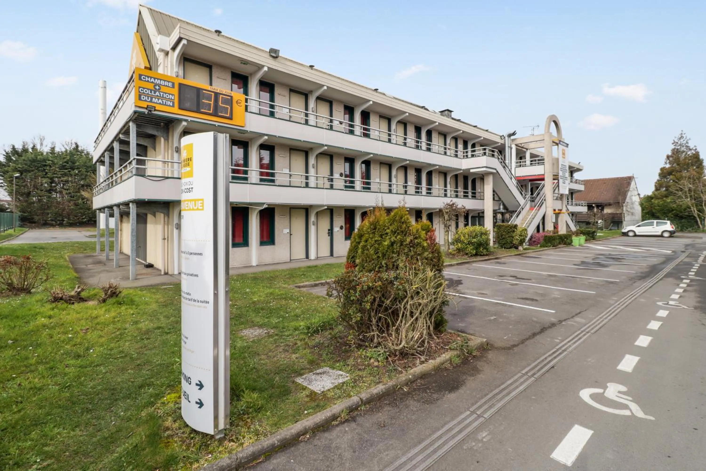 Property building in Première Classe Lille Sud Henin Beaumont