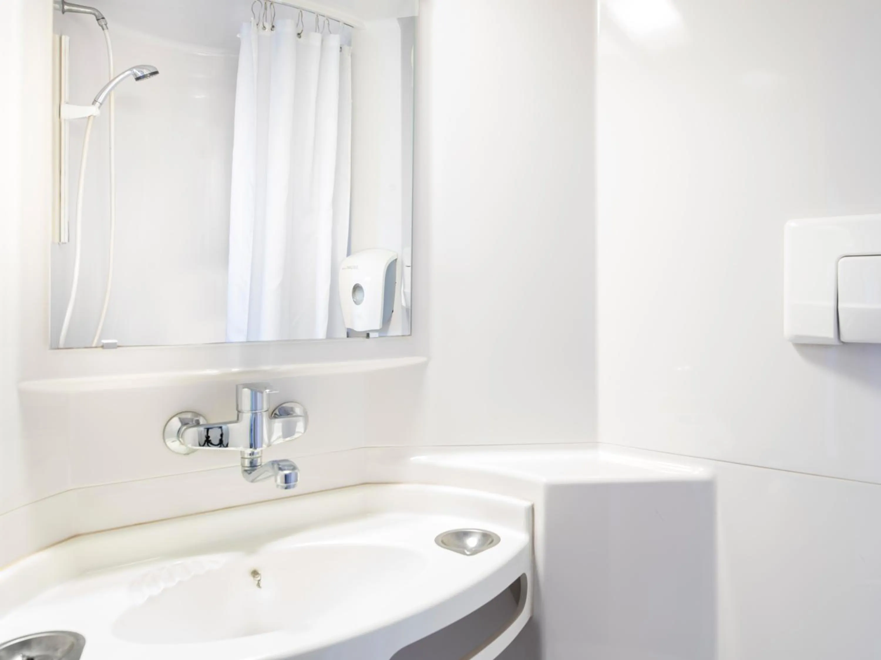 Bathroom in Première Classe Lille Sud Henin Beaumont