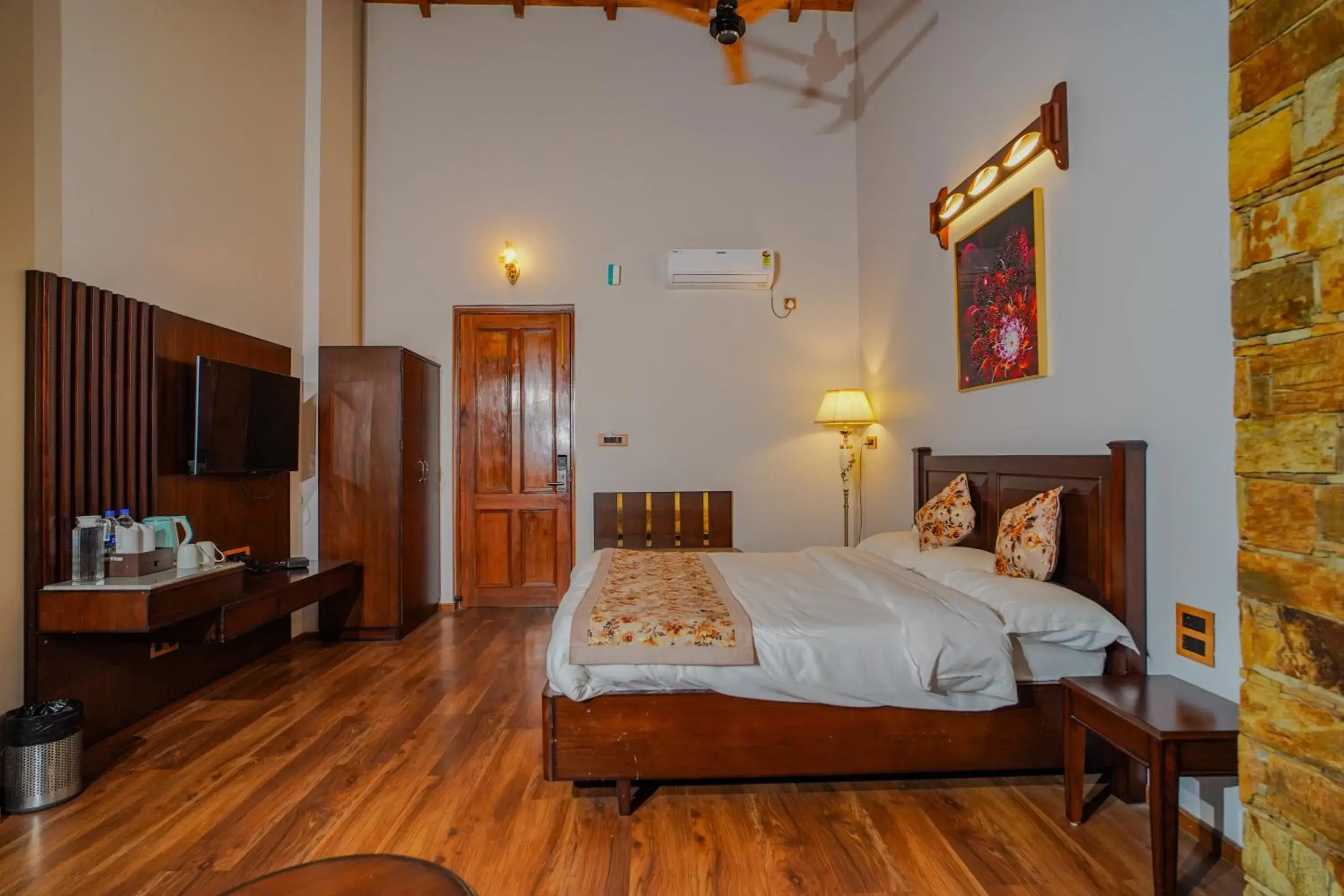 Bed in Neelesh Inn- A Luxury Lake View Hotel- 20 kms from Nainital Bed in Neelesh Inn- A Luxury Lake View Hotel- 20 kms from Nainital