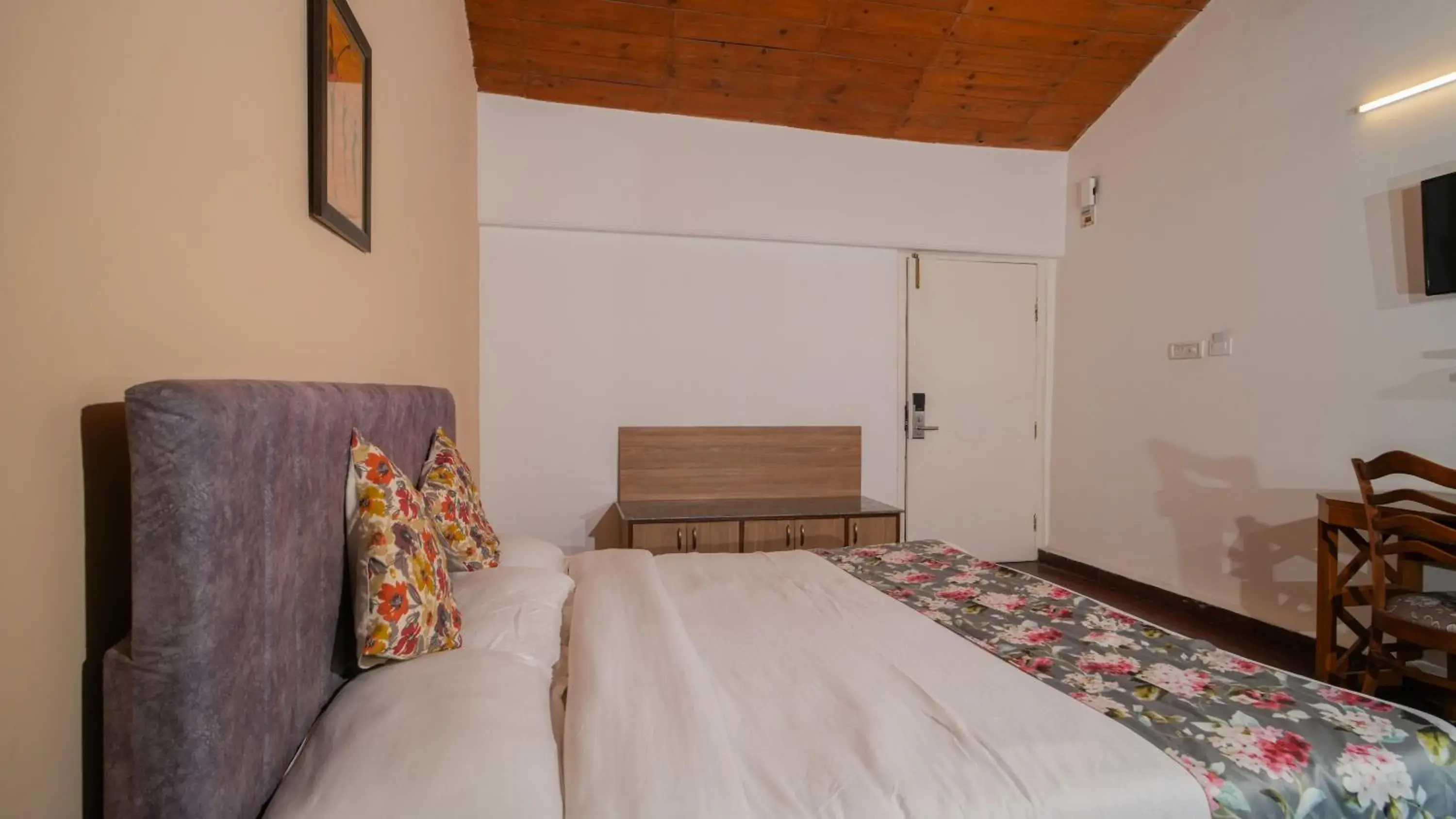 TV and multimedia, Bed in Neelesh Inn- A Luxury Lake View Hotel- 20 kms from Nainital TV and multimedia, Bed in Neelesh Inn- A Luxury Lake View Hotel- 20 kms from Nainital