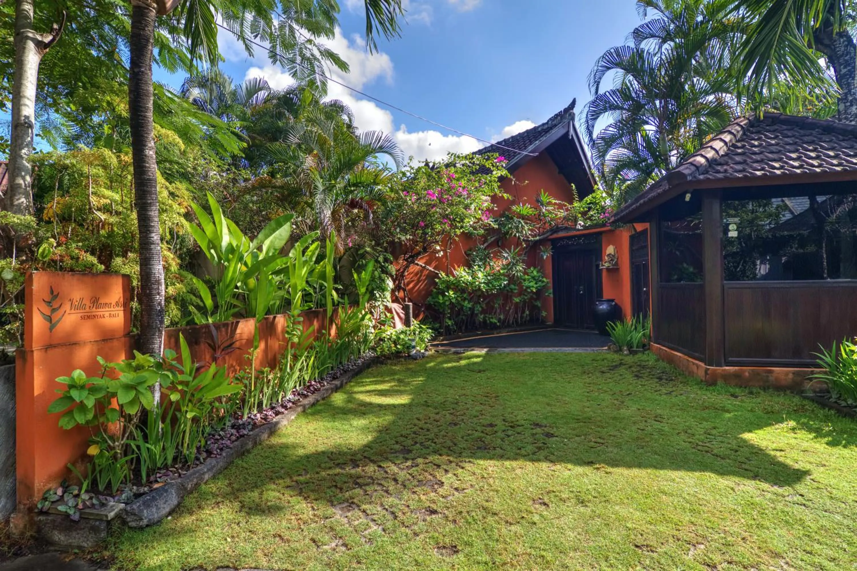 Facade/entrance in Villa Plawa Asri