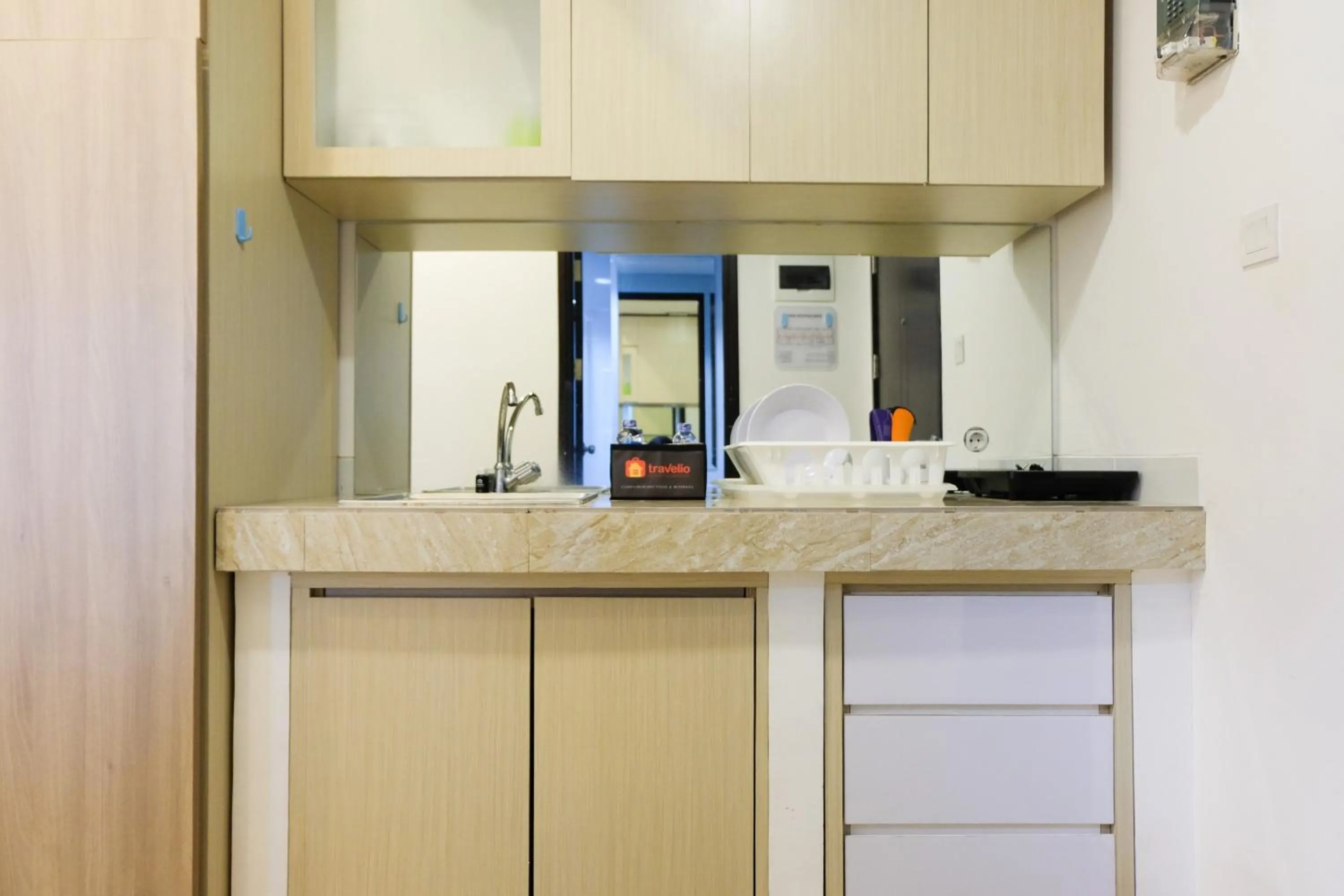 Kitchen or kitchenette in Cozy and Compact Casa De Parco Studio Apartment By Travelio