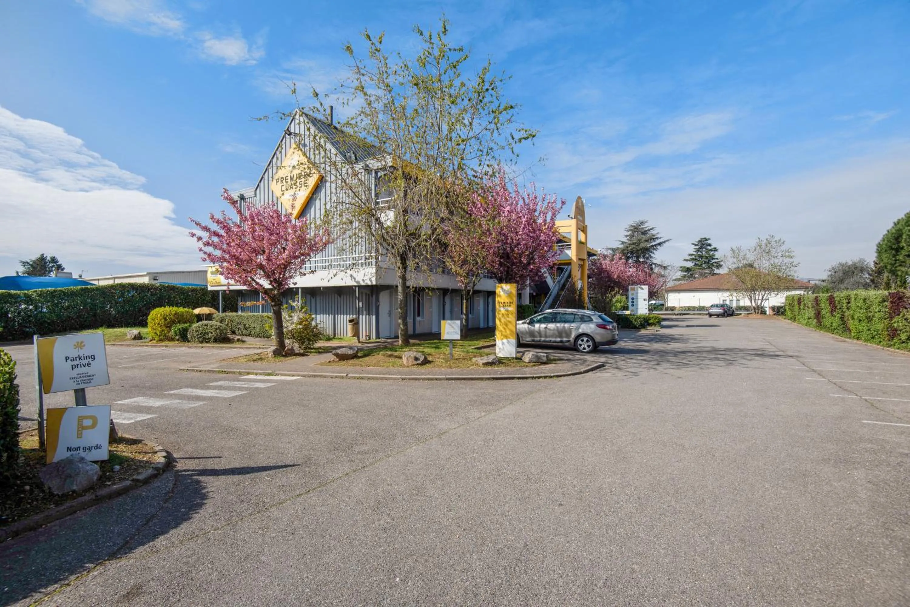Facade/entrance in Premiere Classe Lyon Est - Bron Eurexpo