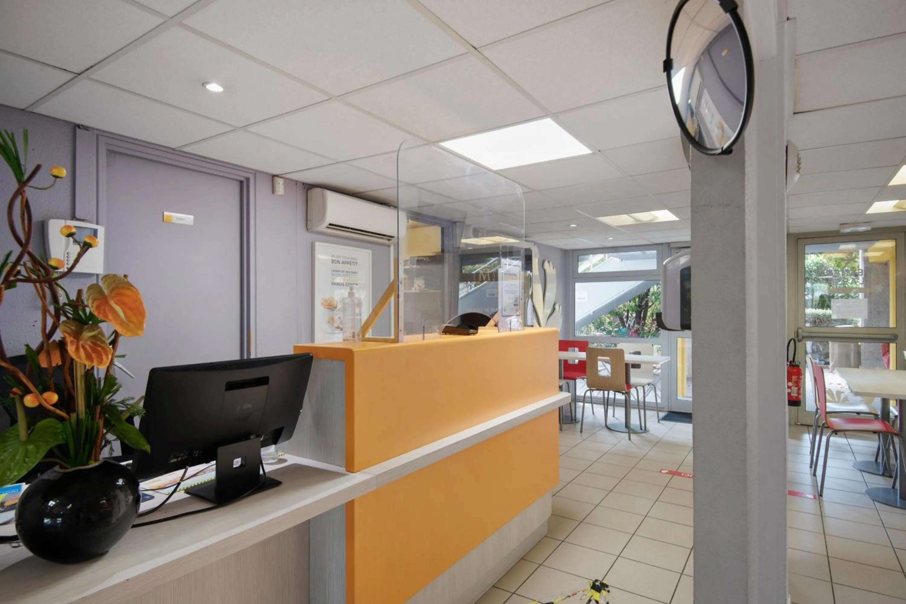 Lobby or reception in Premiere Classe Lyon Est - Bron Eurexpo