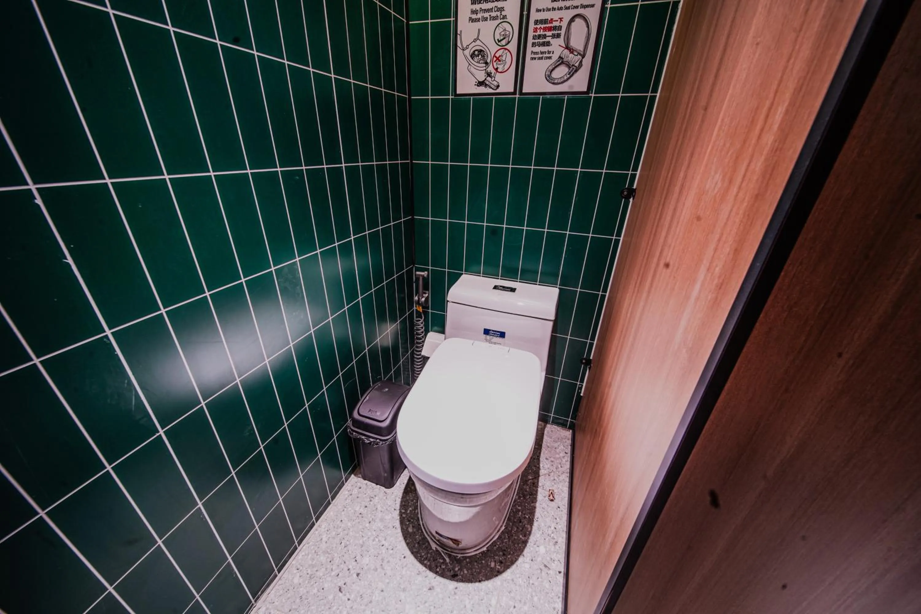 Toilet in POSHPACKER - Chengdu Mix Hostel - Cicada Zen Yard