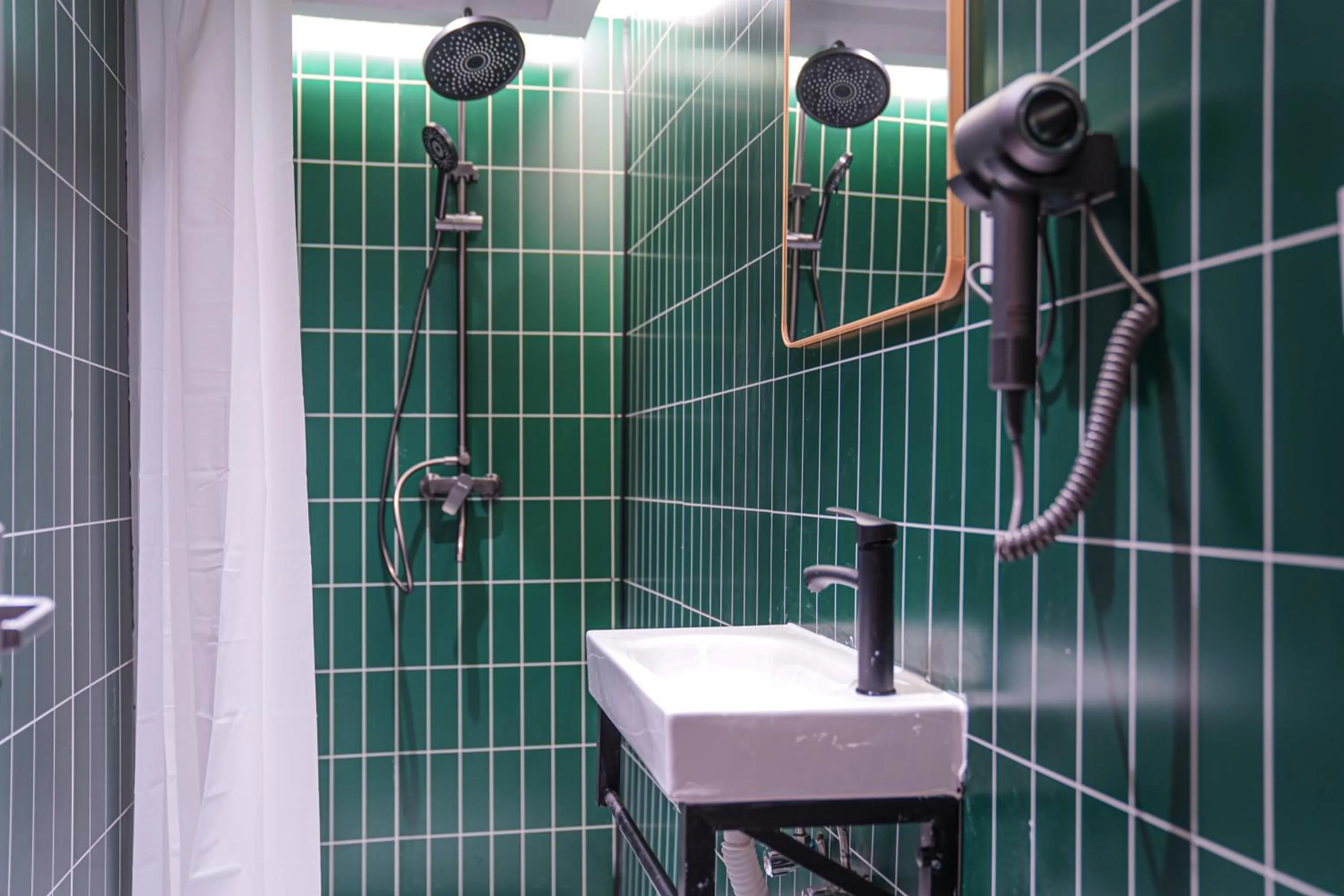 Shower in POSHPACKER - Chengdu Mix Hostel - Cicada Zen Yard