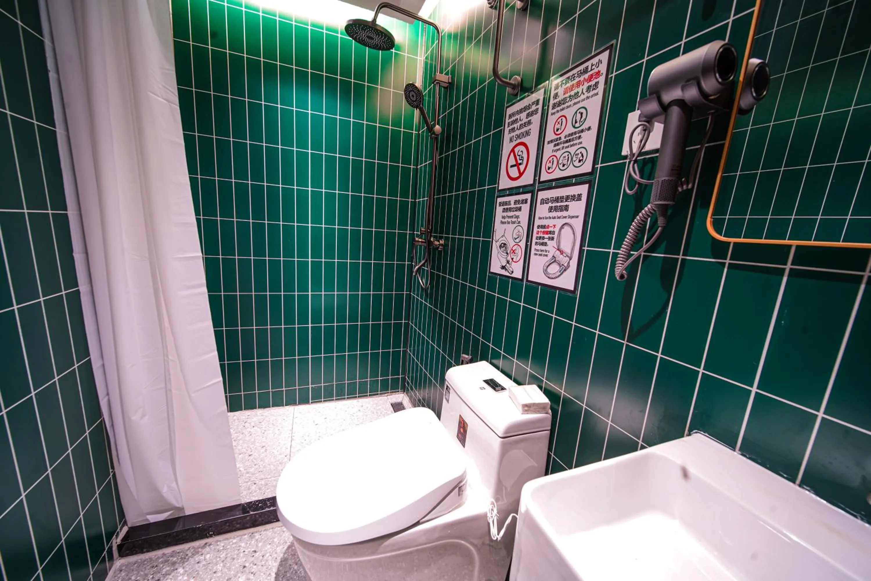 Shower in POSHPACKER - Chengdu Mix Hostel - Cicada Zen Yard