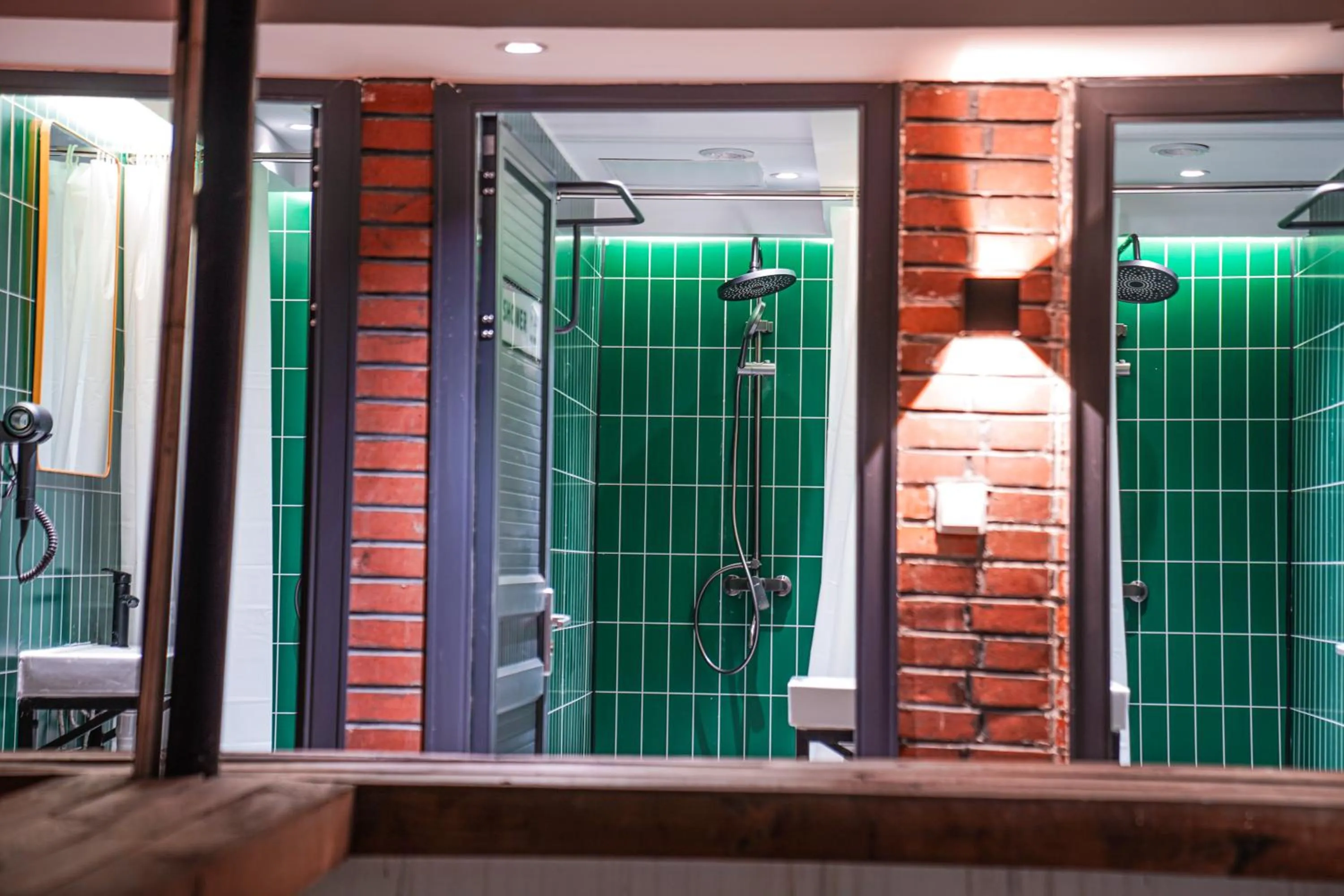 Shower in POSHPACKER - Chengdu Mix Hostel - Cicada Zen Yard