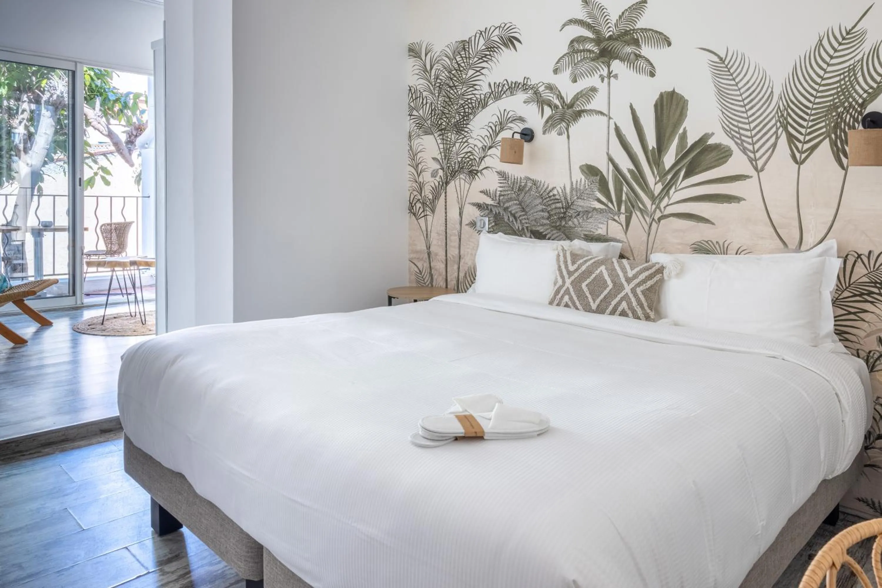 Living room, Bed in Hôtel La Villa Juan Beach