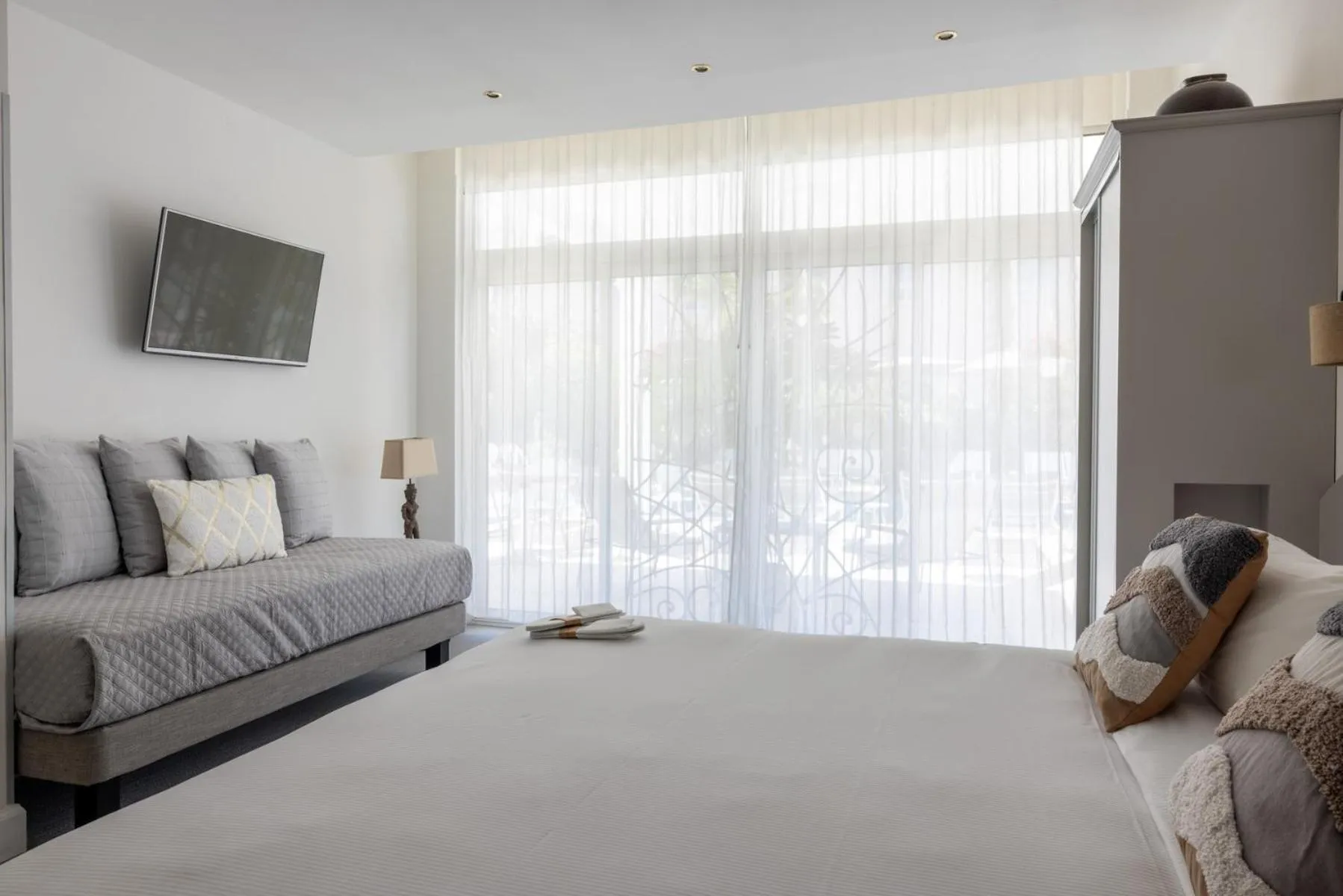 Bedroom, Bed in Hôtel La Villa Juan Beach