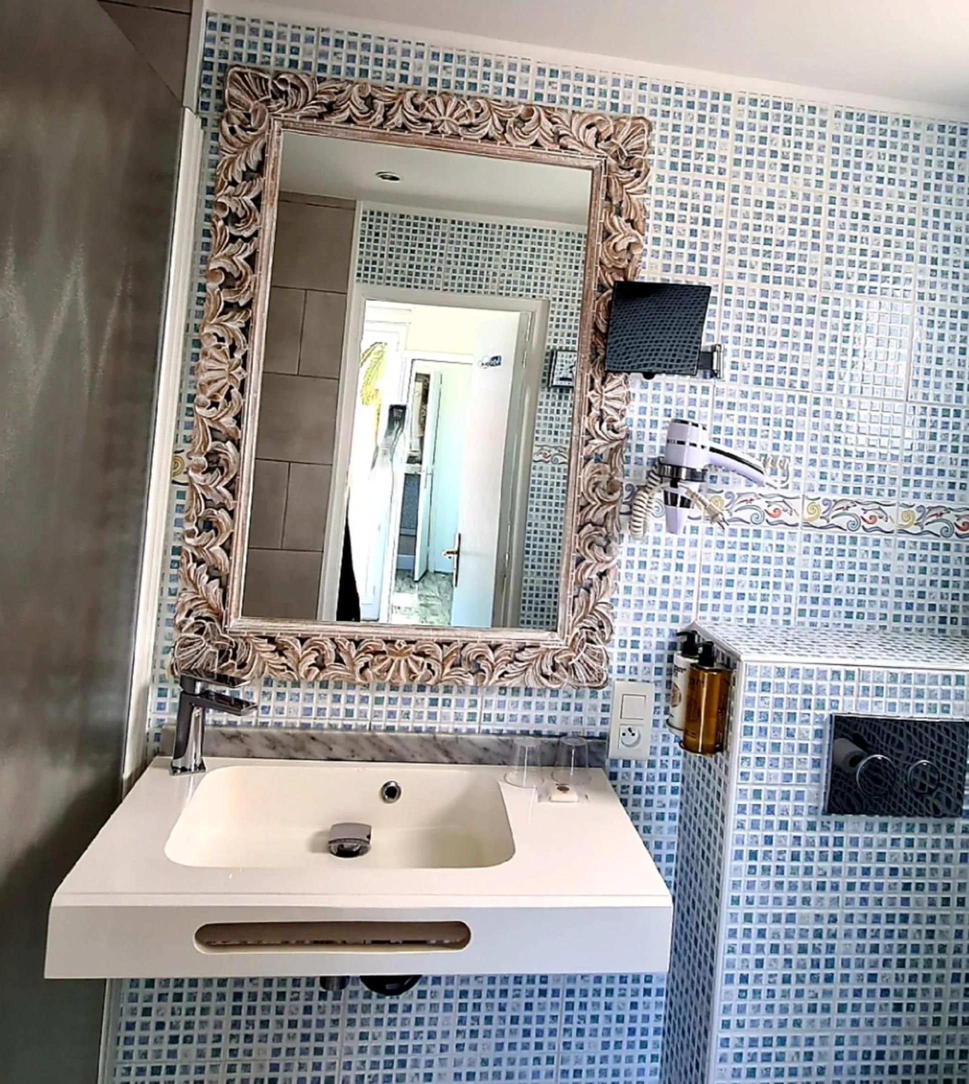 Bathroom in Hôtel La Villa Juan Beach