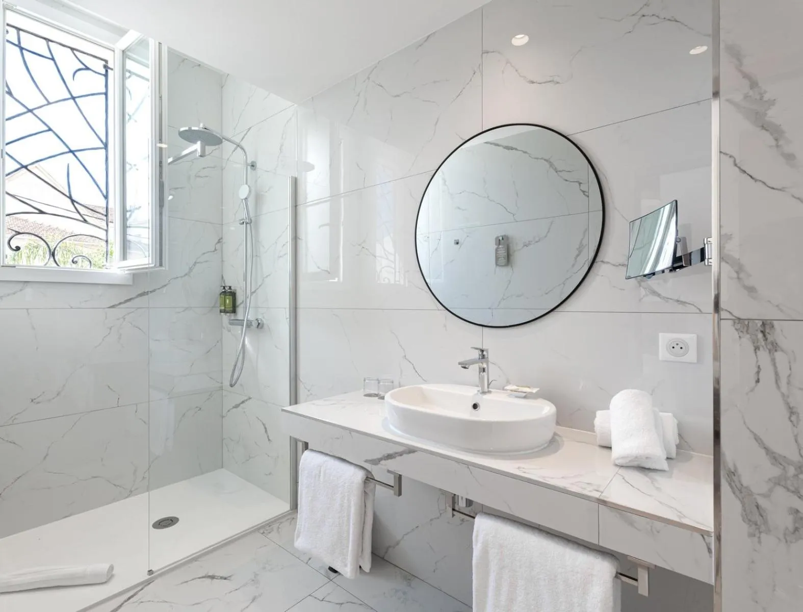 Bathroom in Hôtel La Villa Juan Beach