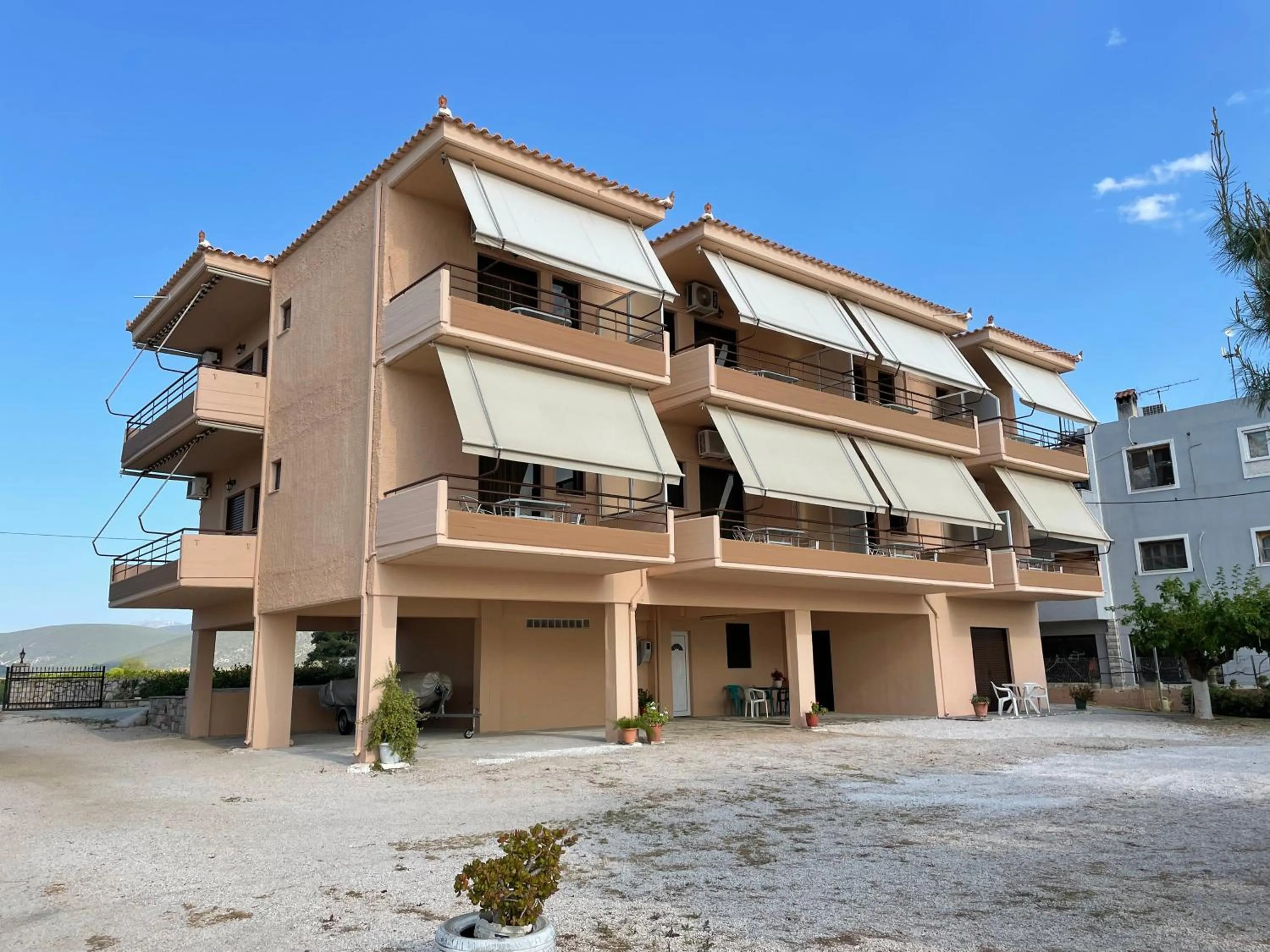 Property building in Finikas