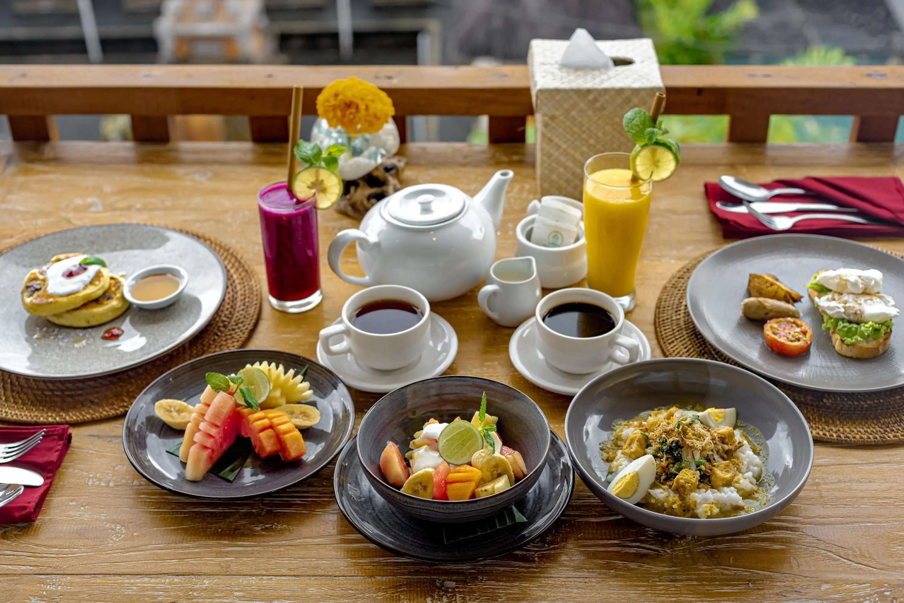 Food and drinks in Santosha Place