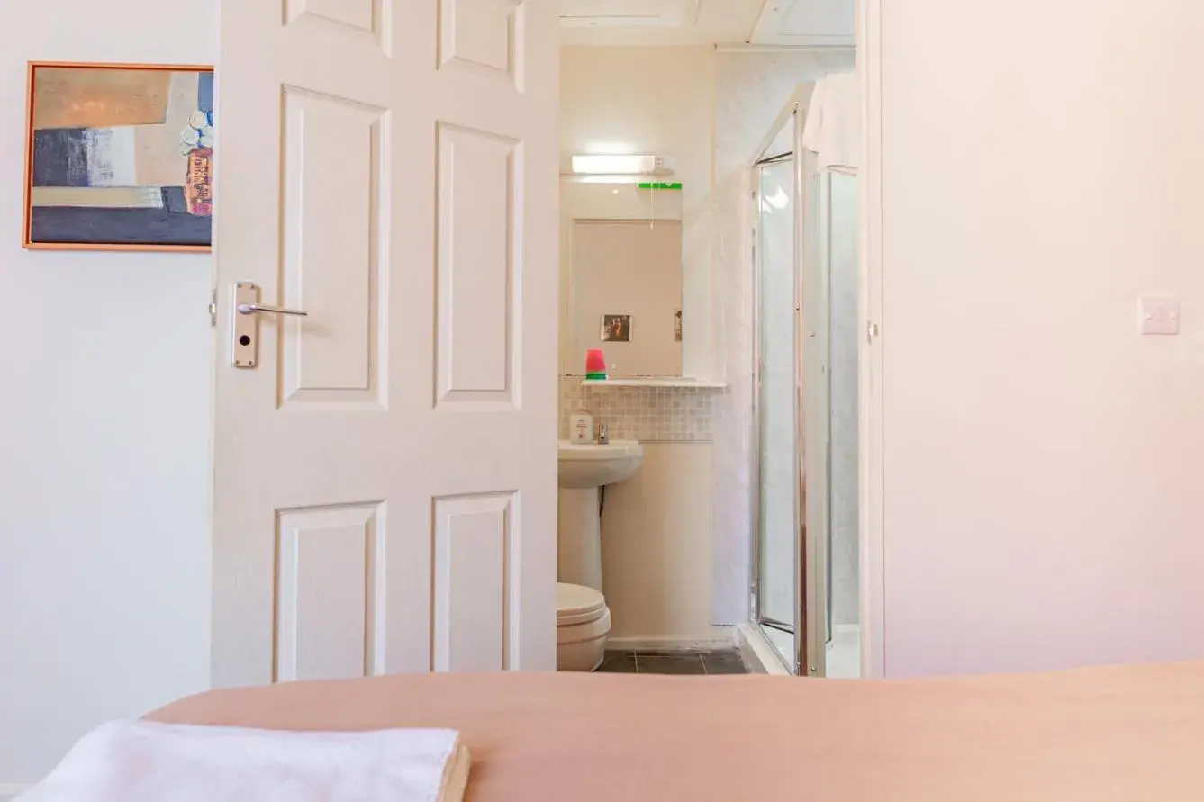 Twin Room with Private Bathroom in City Centre Guest House - Gloucester Park Twin Room with Private Bathroom in City Centre Guest House - Gloucester Park