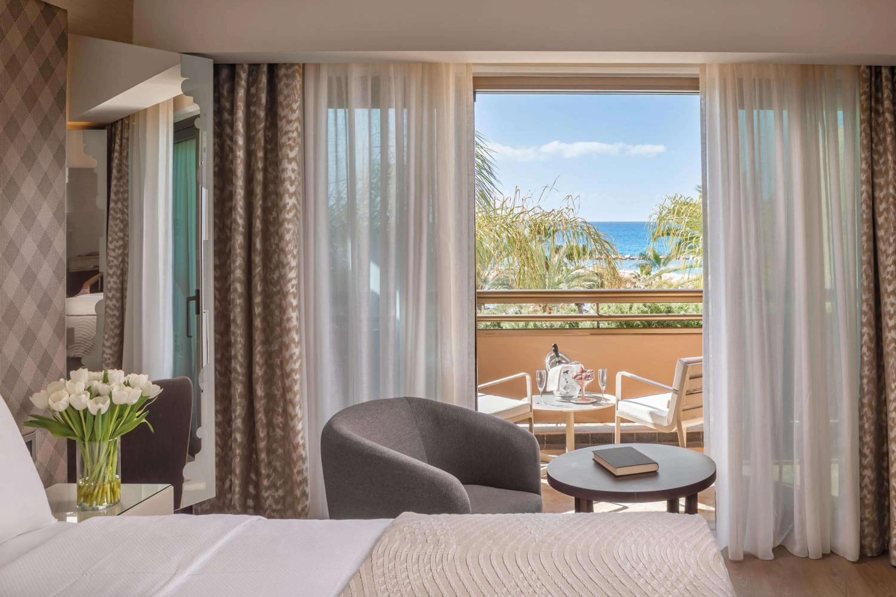 View (from property/room), Bed in Four Seasons Hotel