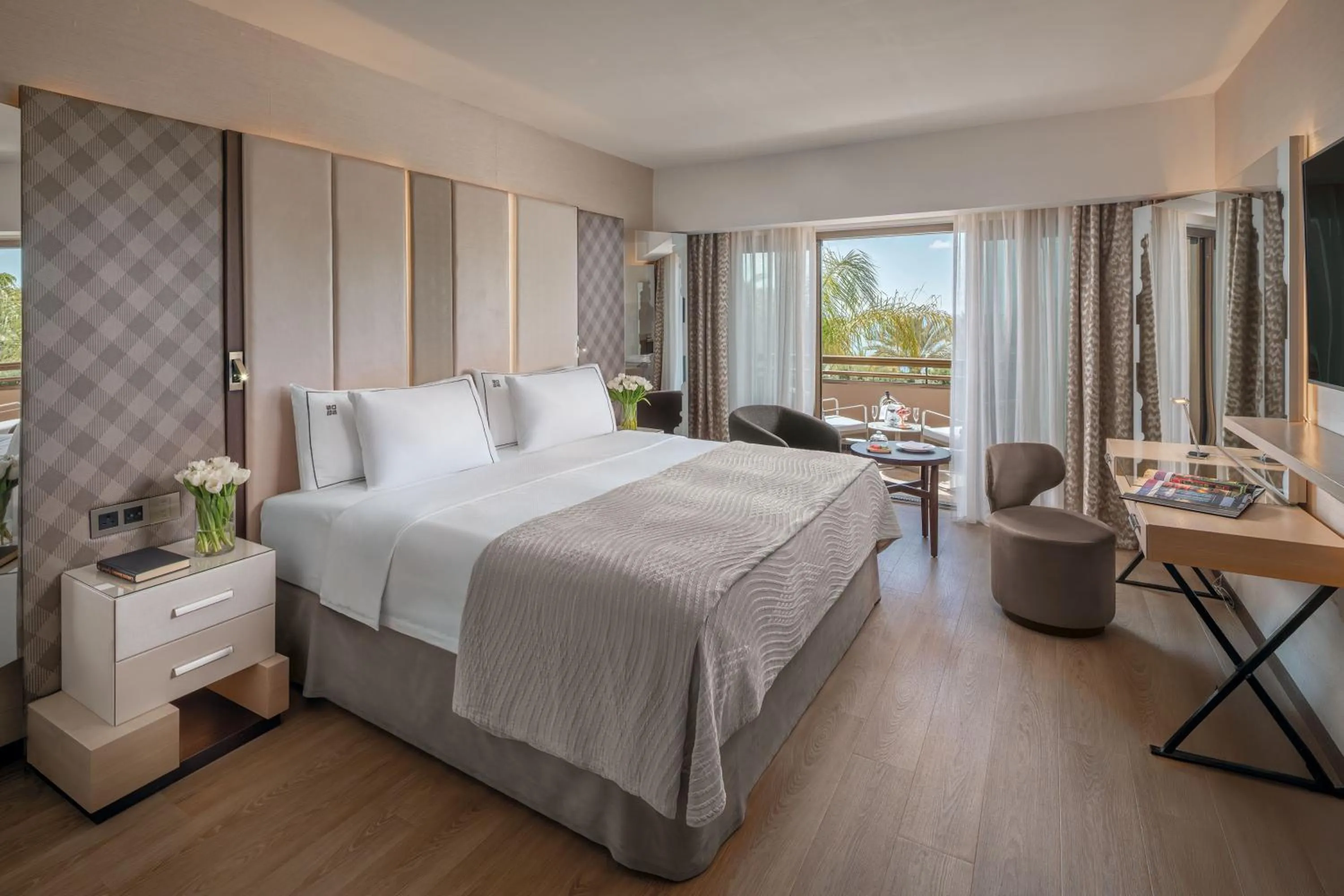 Bedroom, Bed in Four Seasons Hotel