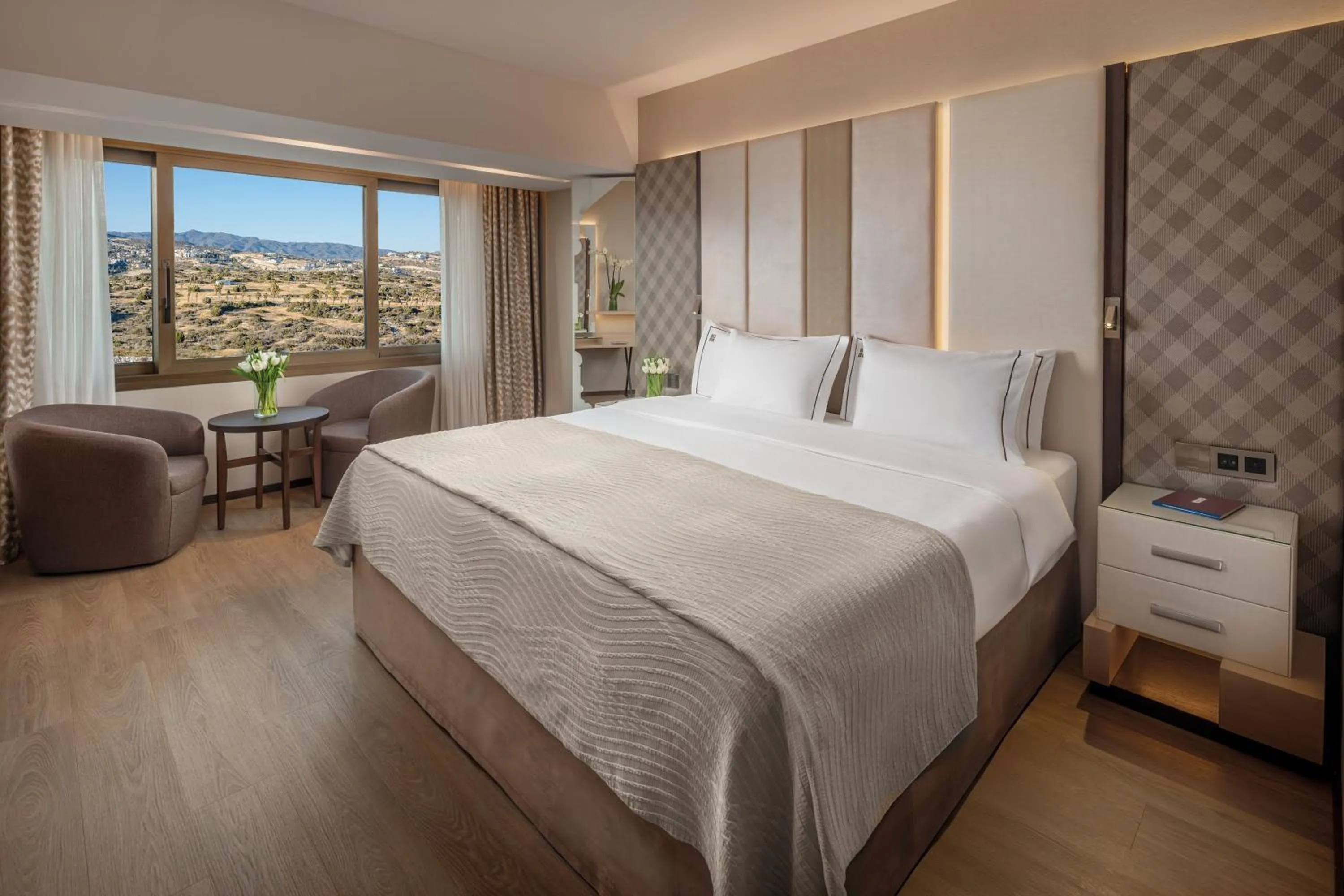 Bedroom, Bed in Four Seasons Hotel