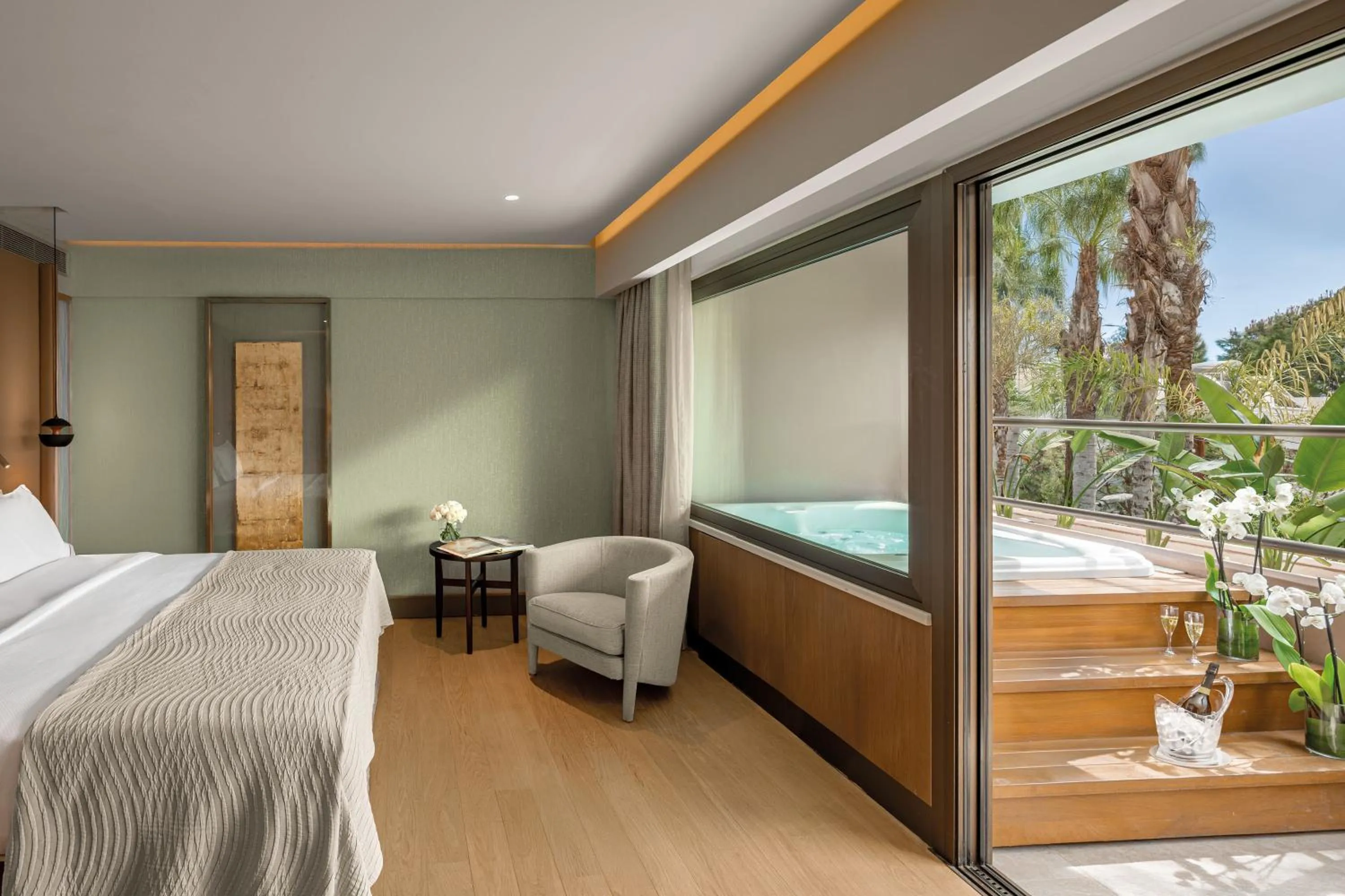 Bedroom, Bed in Four Seasons Hotel