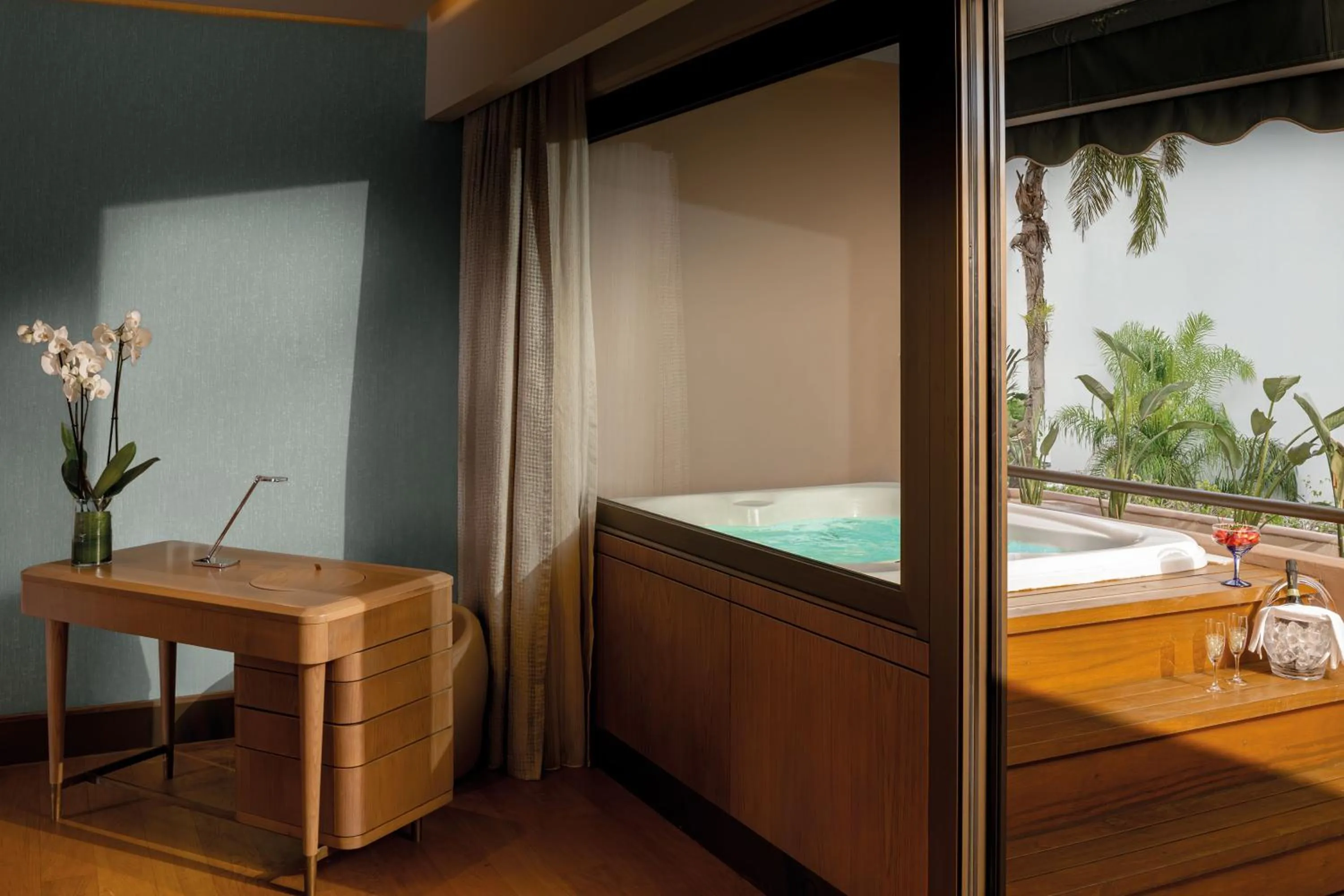 Hot Tub, Bed in Four Seasons Hotel