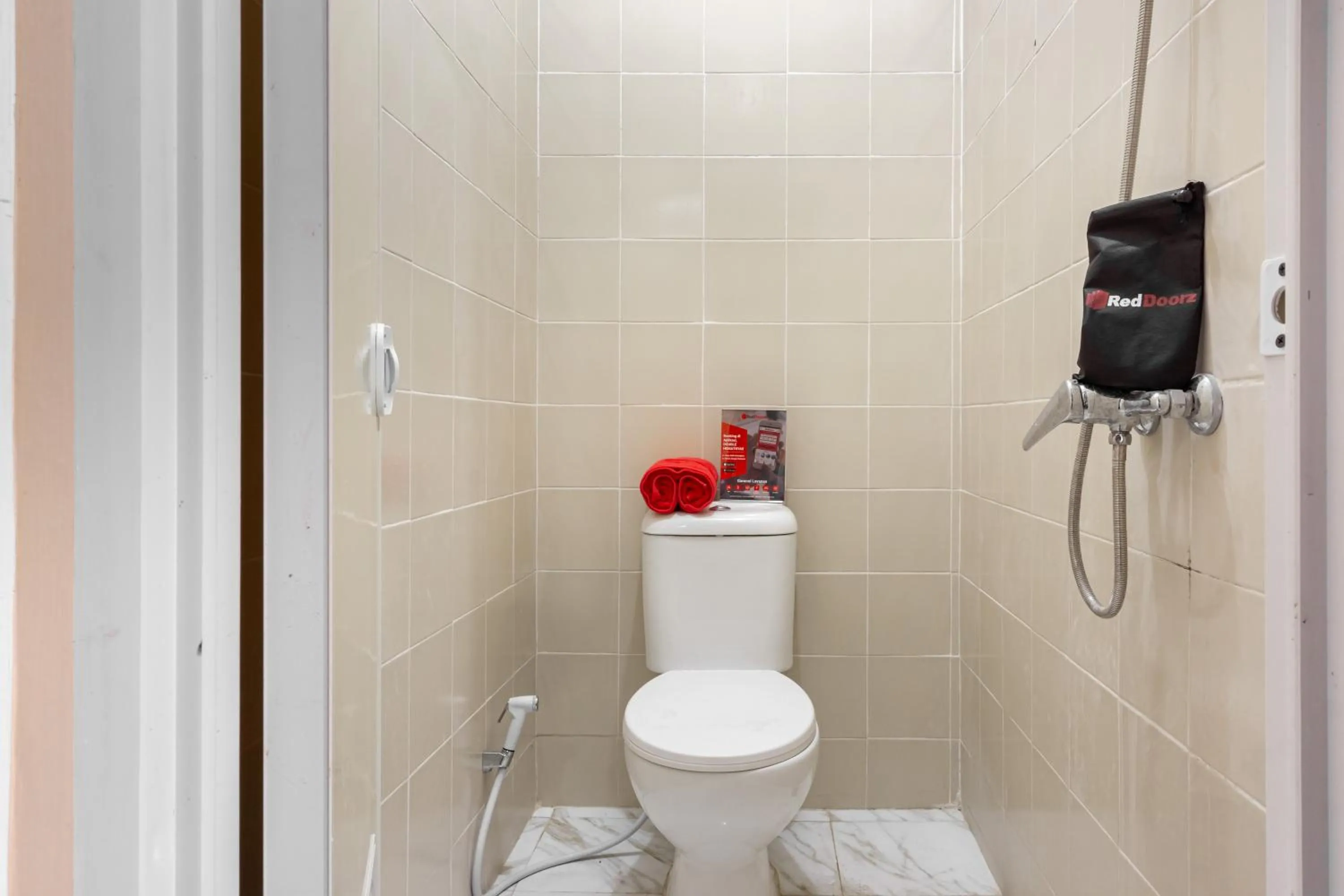 Bathroom in RedDoorz near Universitas Widyagama Malang