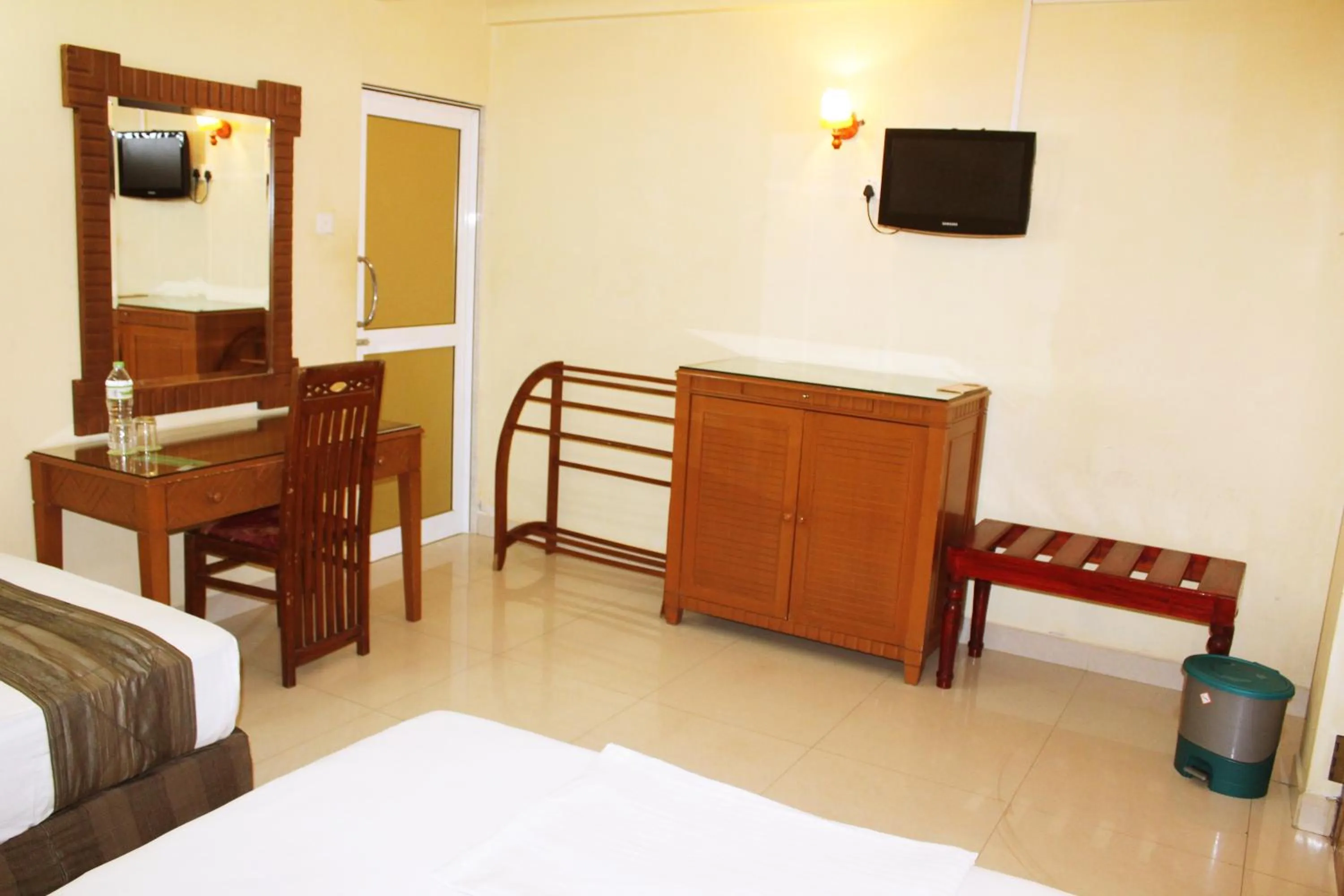 Bedroom, Bed in Green Grass Hotel & Restaurant