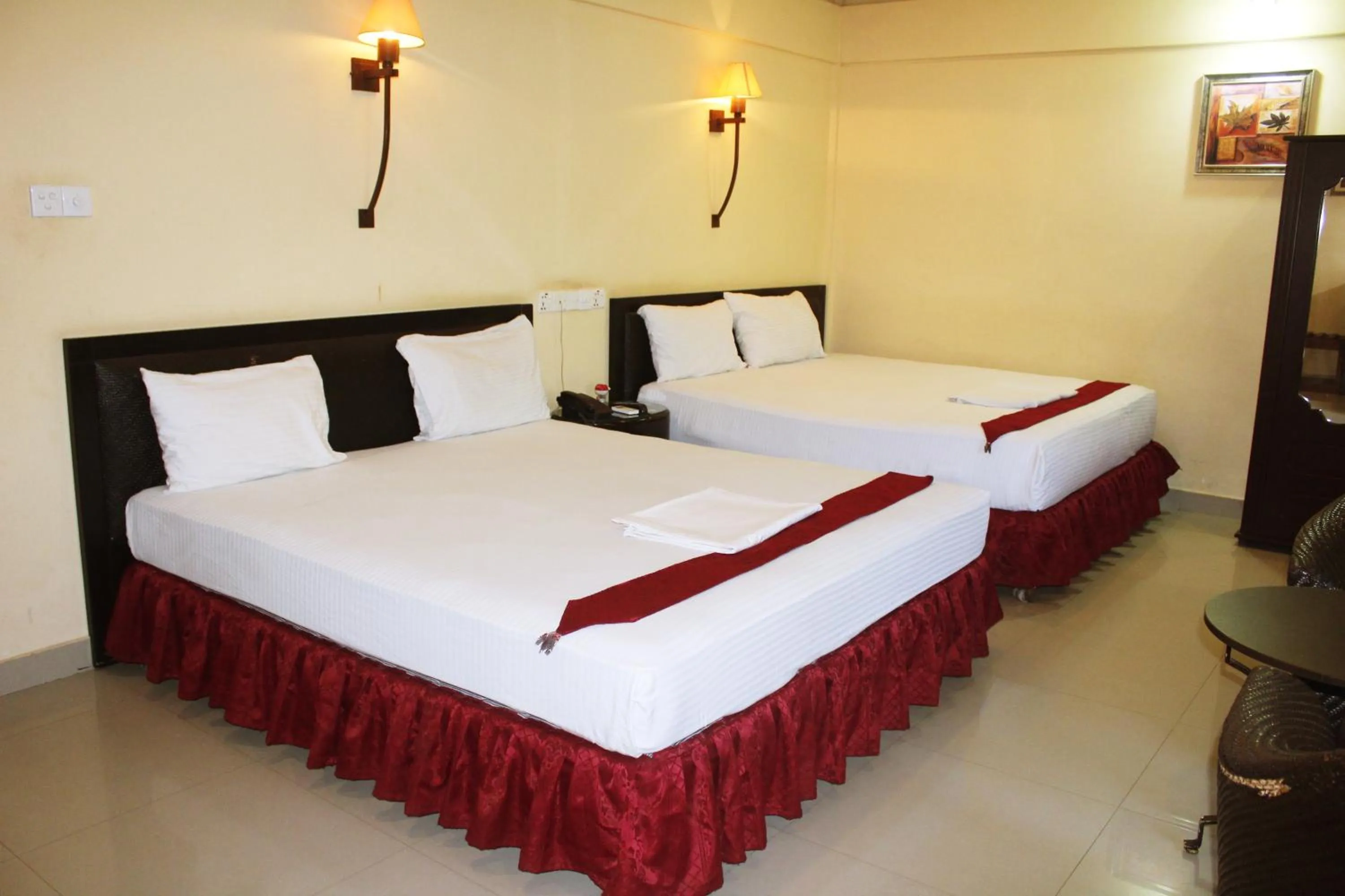 Bedroom, Bed in Green Grass Hotel & Restaurant