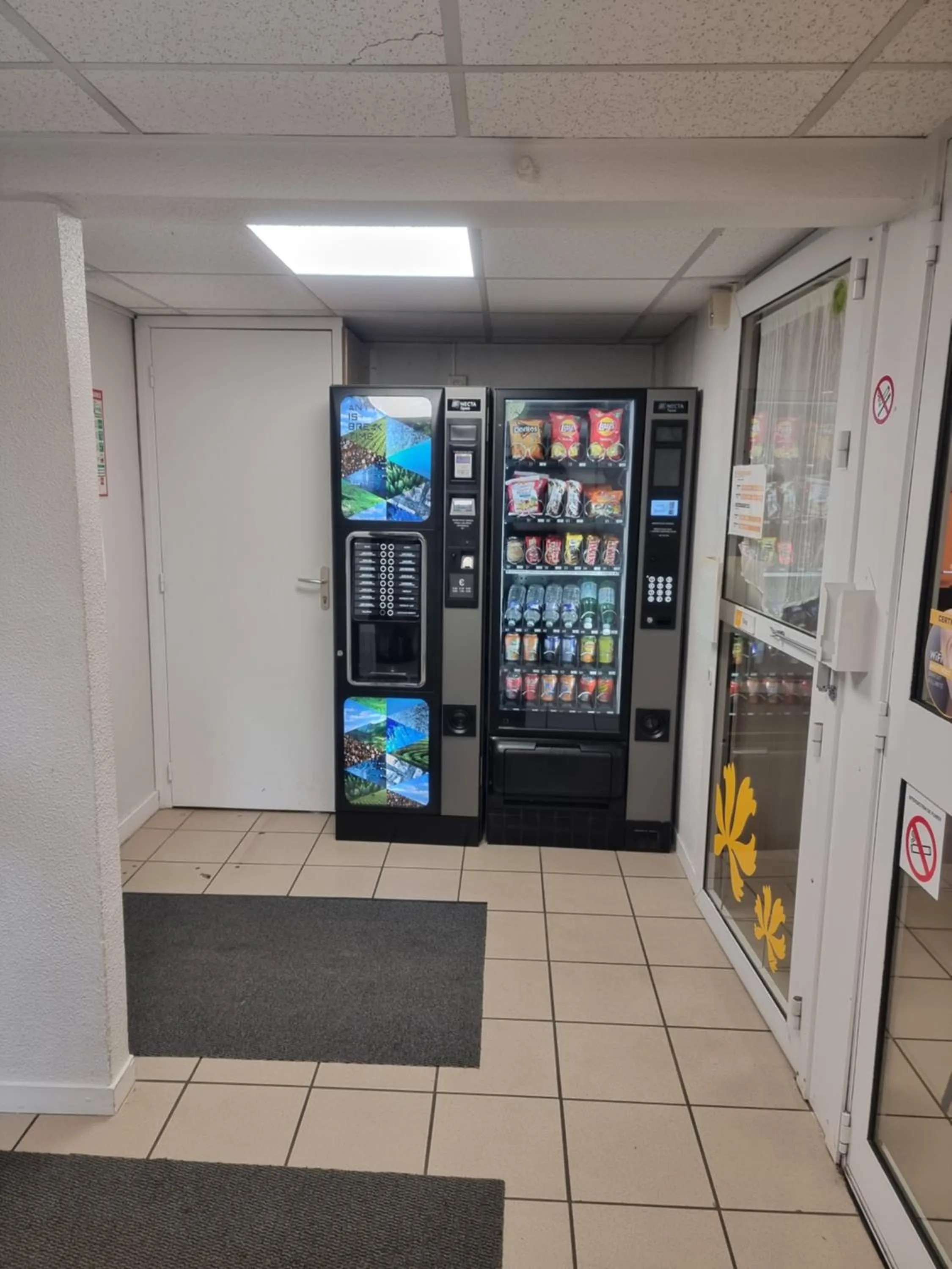 vending machine in Première Classe Clermont-Ferrand Aubière
