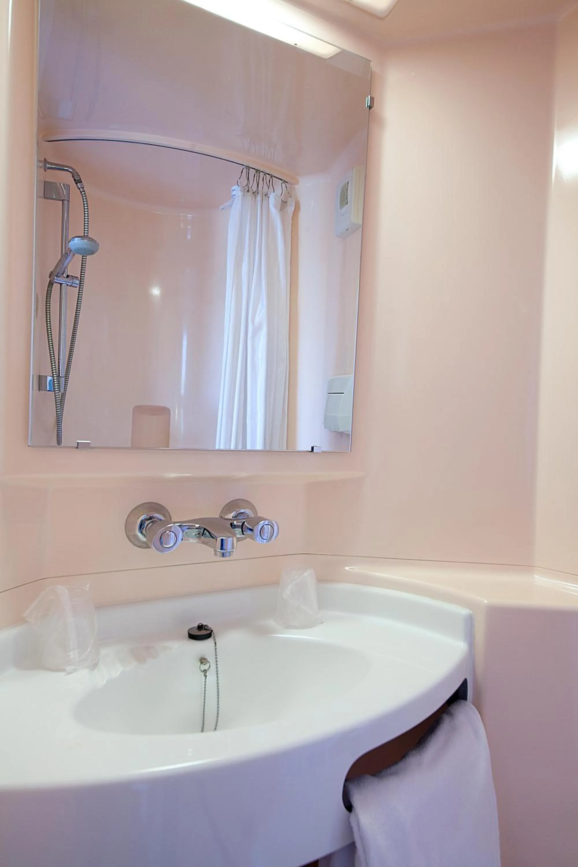 Bathroom in Première Classe Clermont-Ferrand Aubière