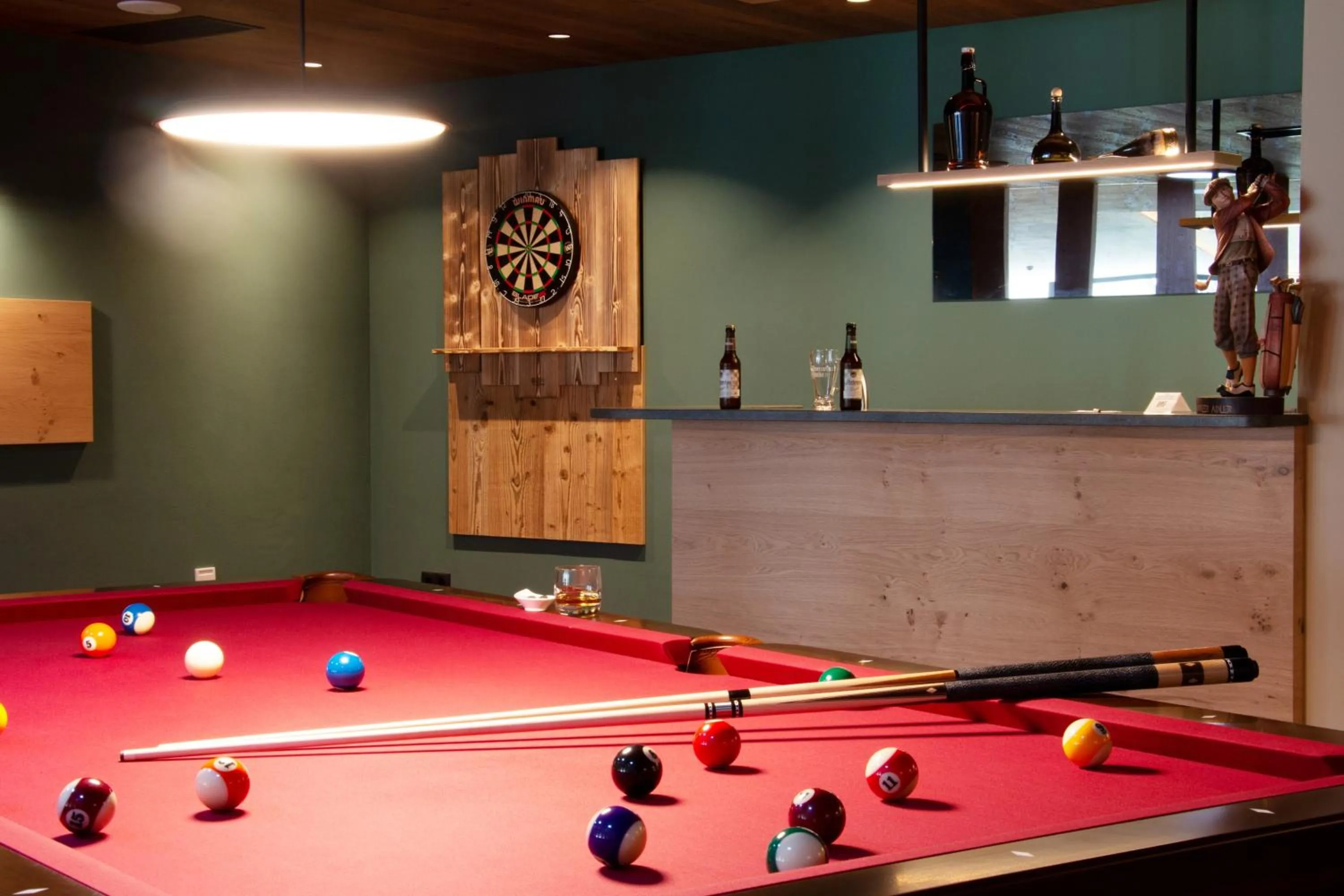 Billiard in Schwarzer Adler