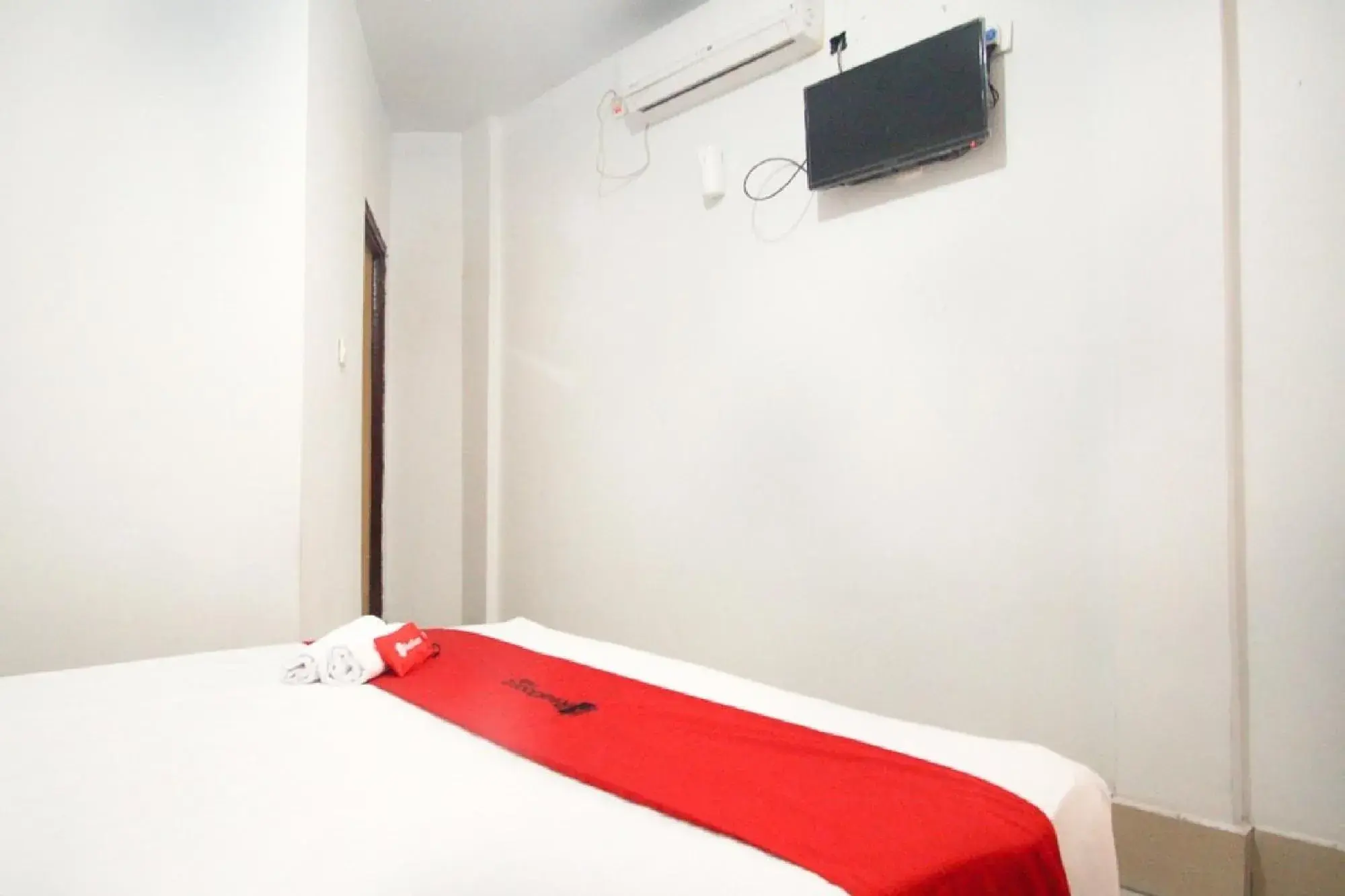 Bed in RedDoorz near Mal Abepura Bed in RedDoorz near Mal Abepura