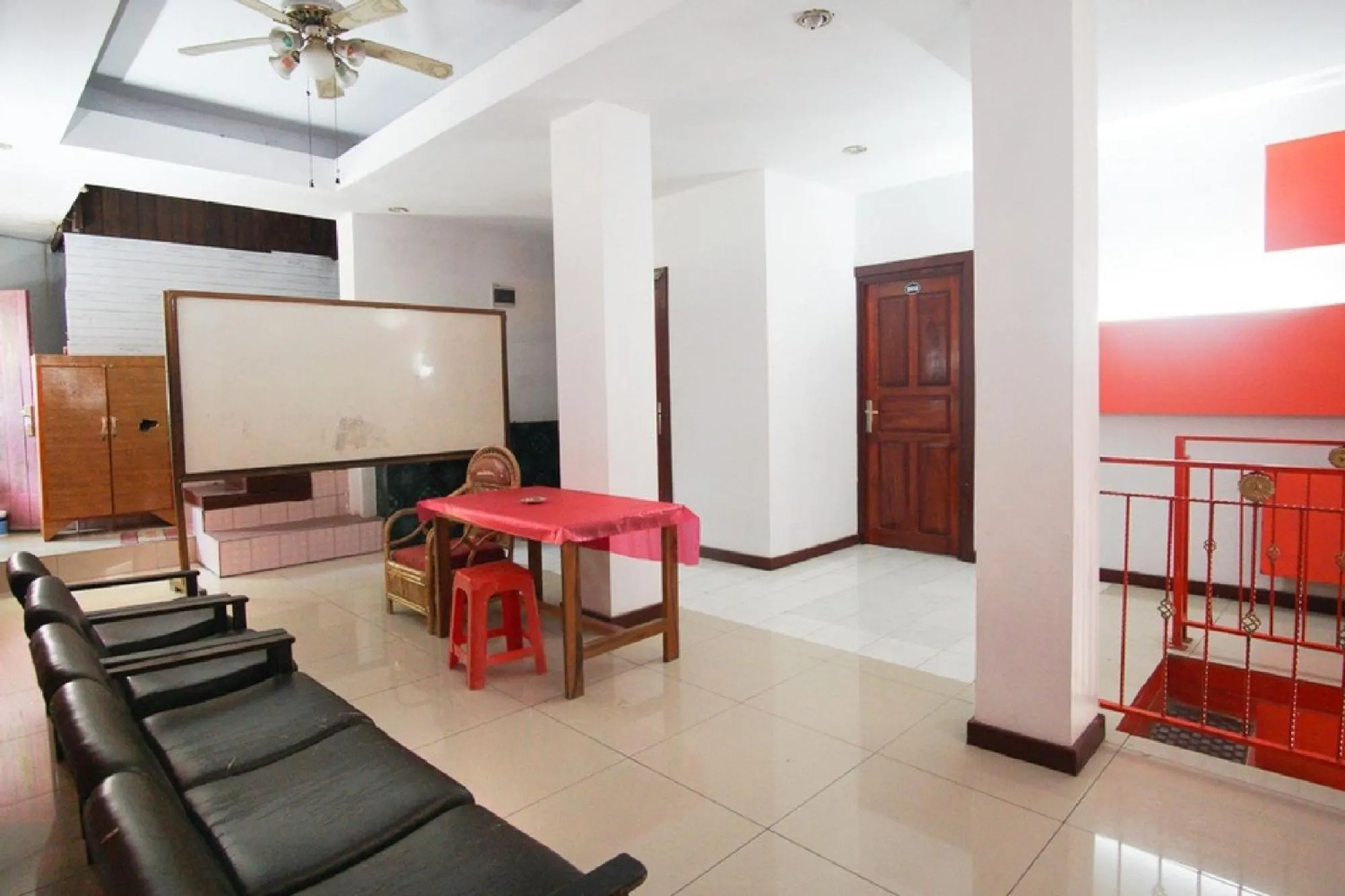 Seating area in RedDoorz near Mal Abepura