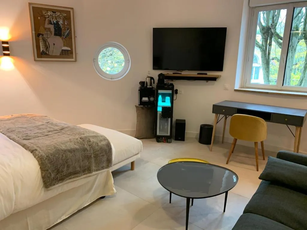 Bedroom, Bed in LA MAISON DE ROBINSON