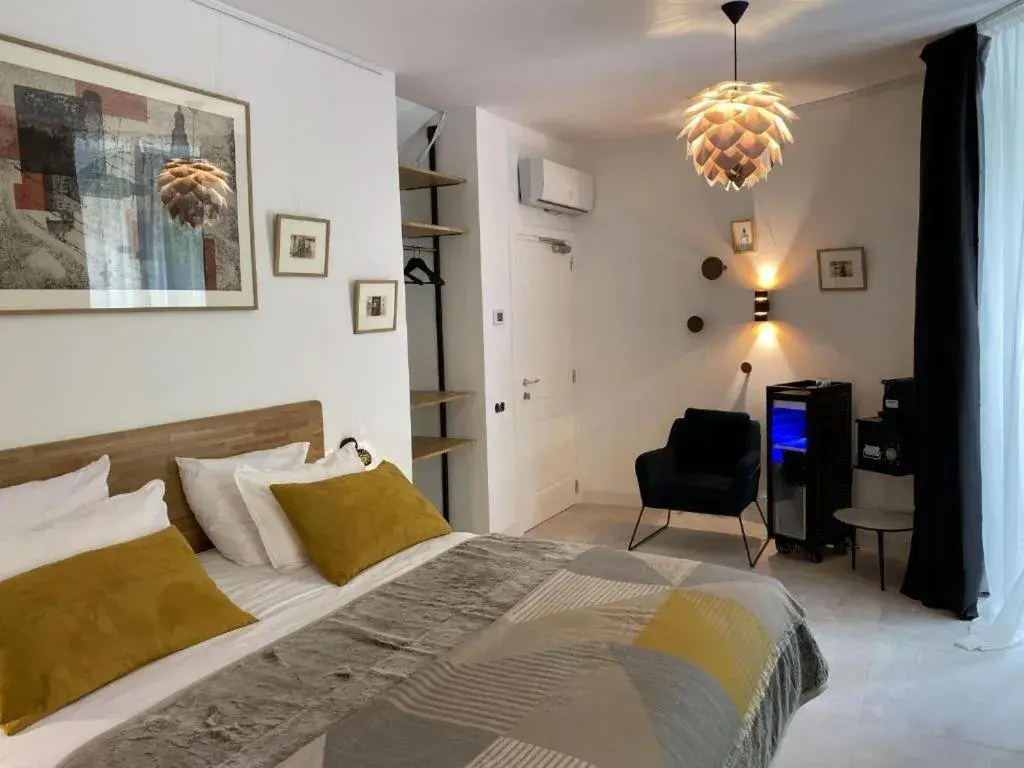 Deluxe Double Room - single occupancy in LA MAISON DE ROBINSON Deluxe Double Room - single occupancy in LA MAISON DE ROBINSON