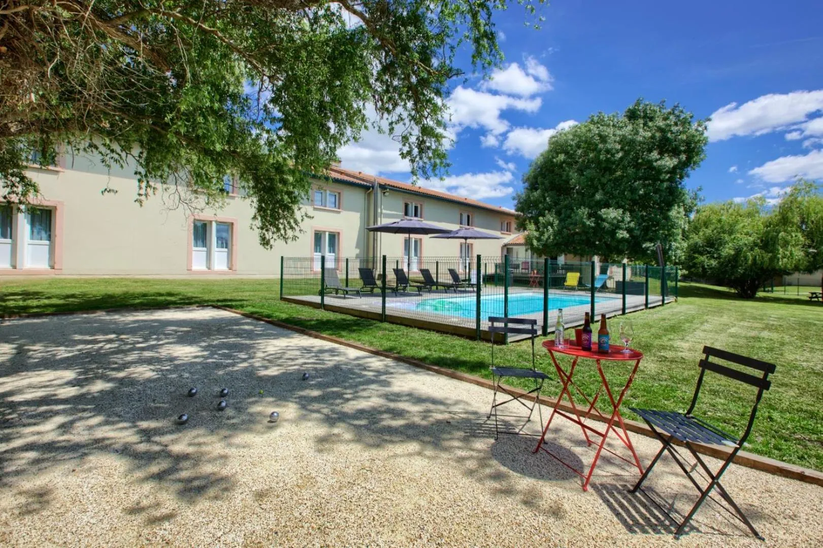Garden in Kyriad Libourne Saint Emilion