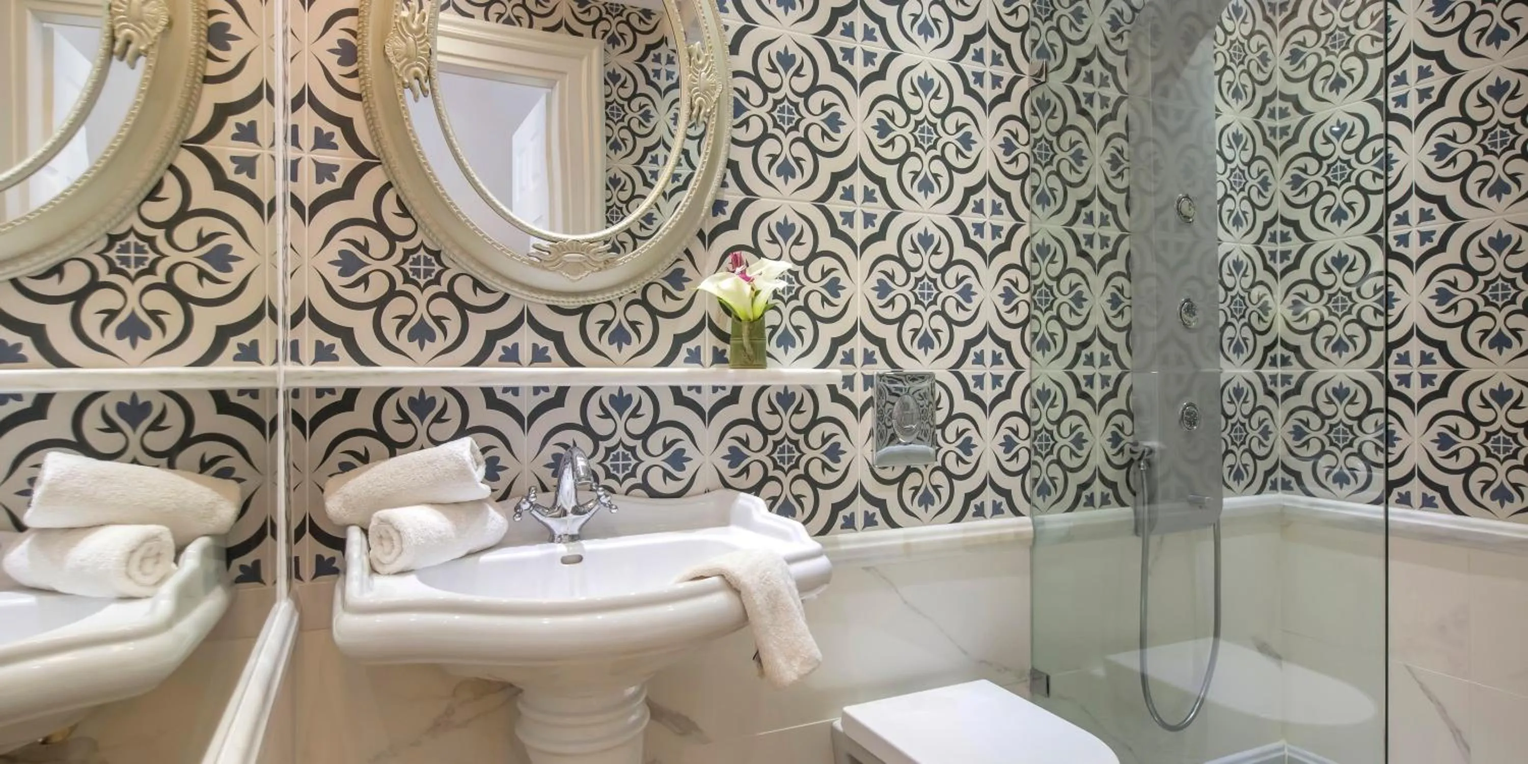 Bathroom in Kouneni Apartments