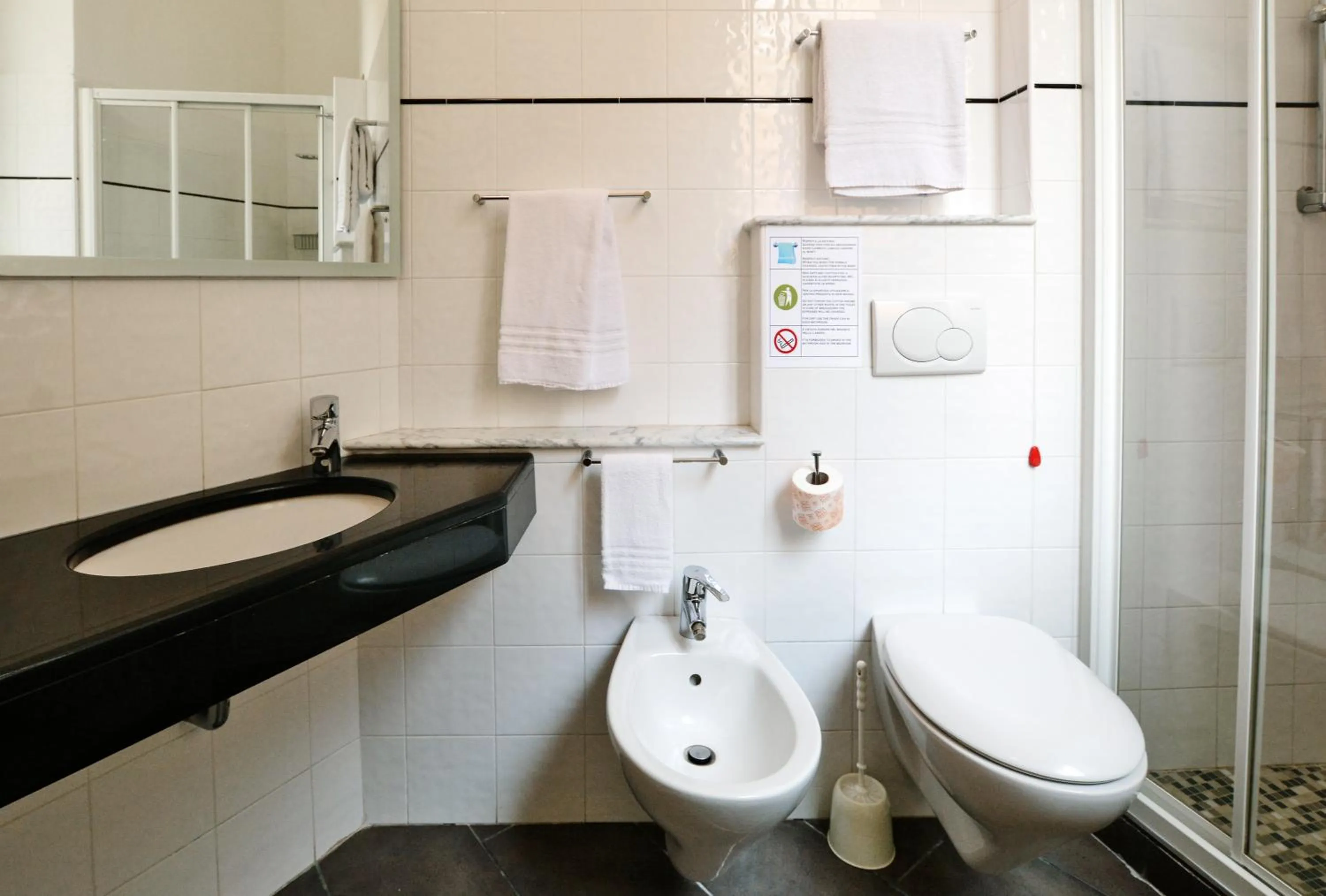 Shower in Albergo Italia