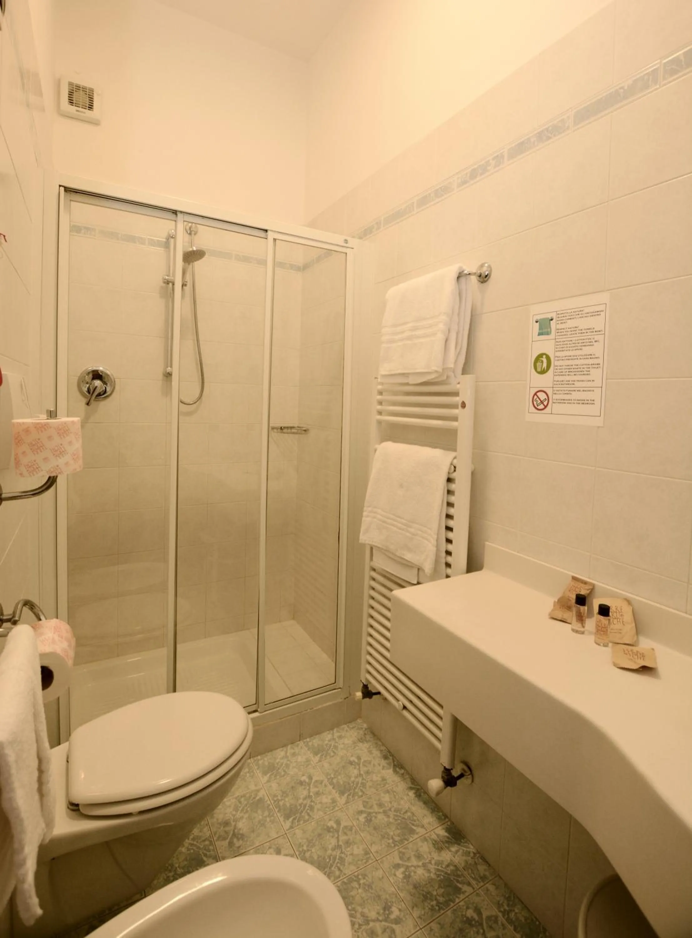 Shower in Albergo Italia