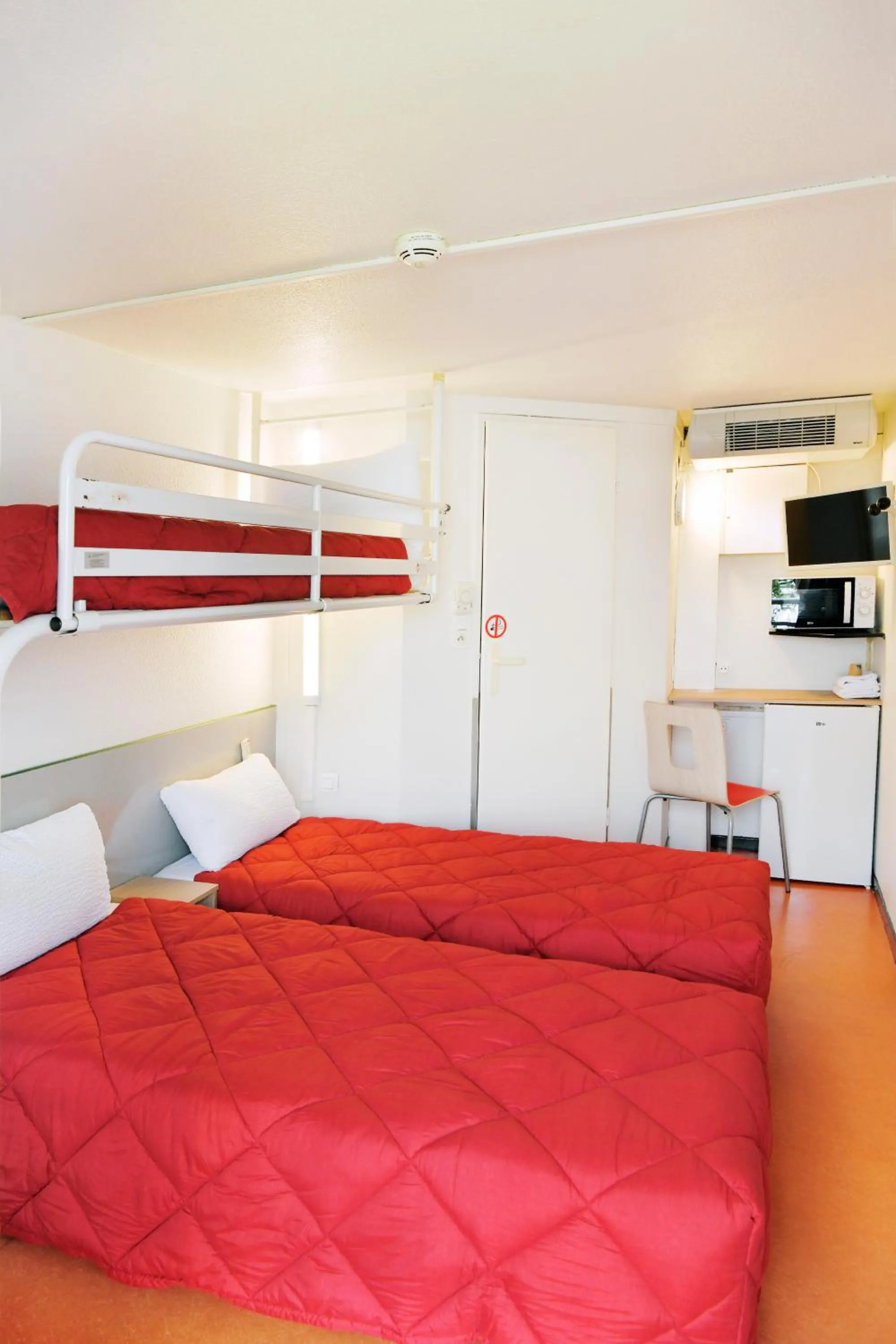 Dining area, Bed in Premiere Classe Saint Nazaire - Trignac