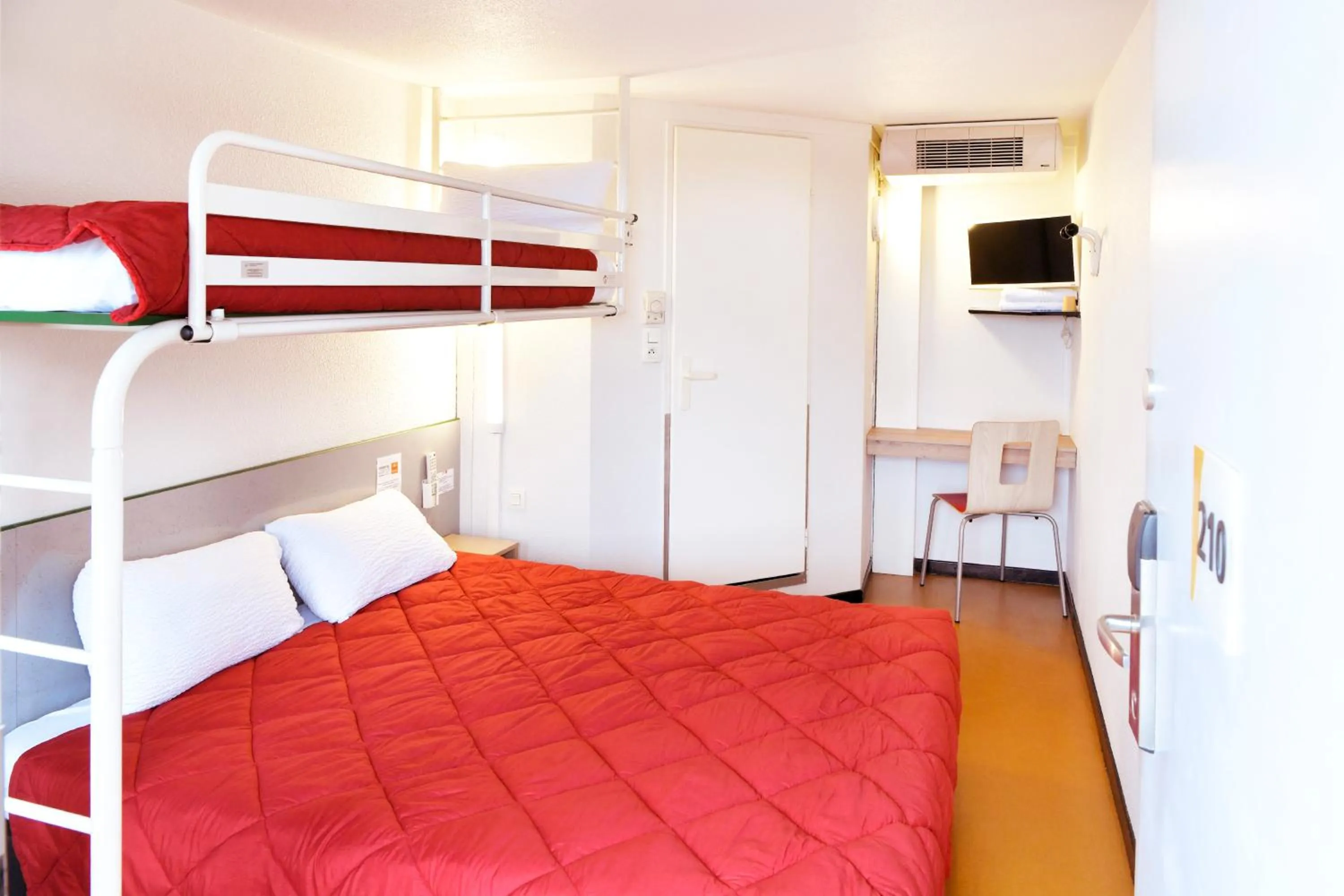 Bed in Premiere Classe Saint Nazaire - Trignac