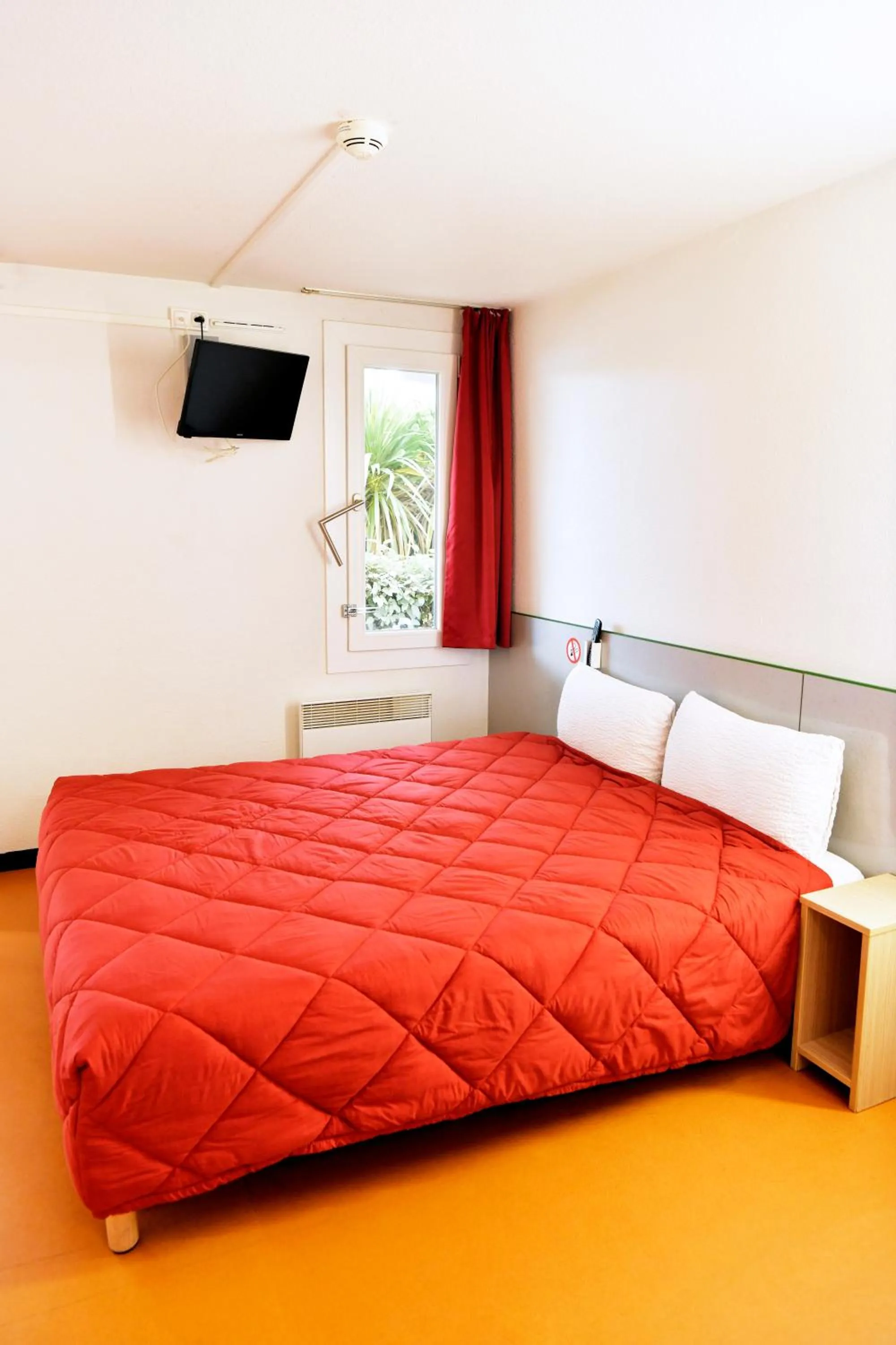 Bedroom, Bed in Premiere Classe Saint Nazaire - Trignac