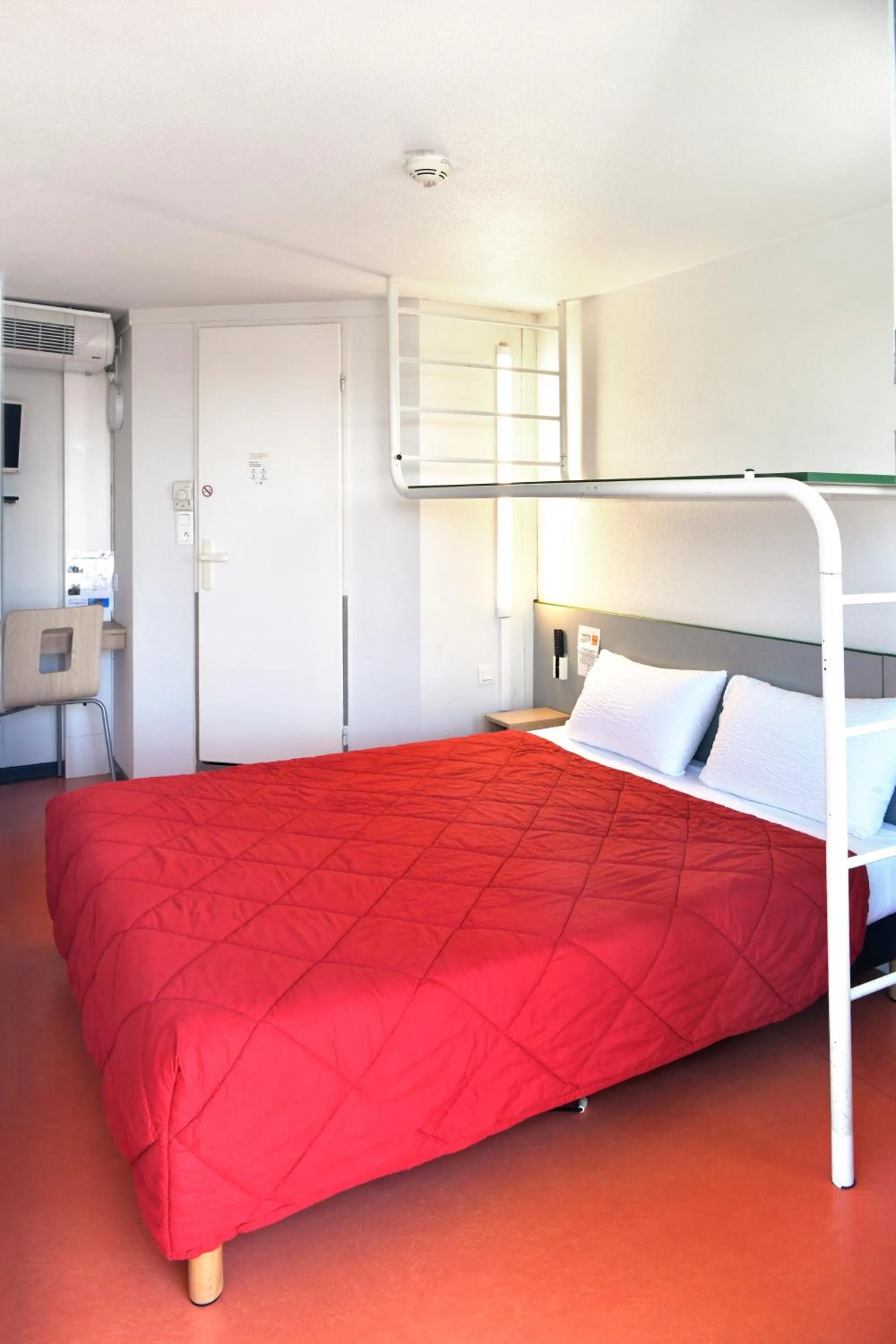 Photo of the whole room, Bed in Premiere Classe Saint Nazaire - Trignac