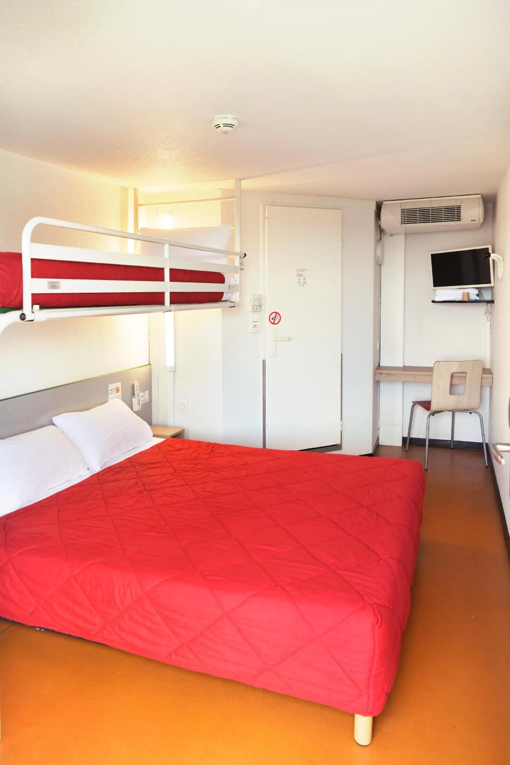 Photo of the whole room, Bed in Premiere Classe Saint Nazaire - Trignac