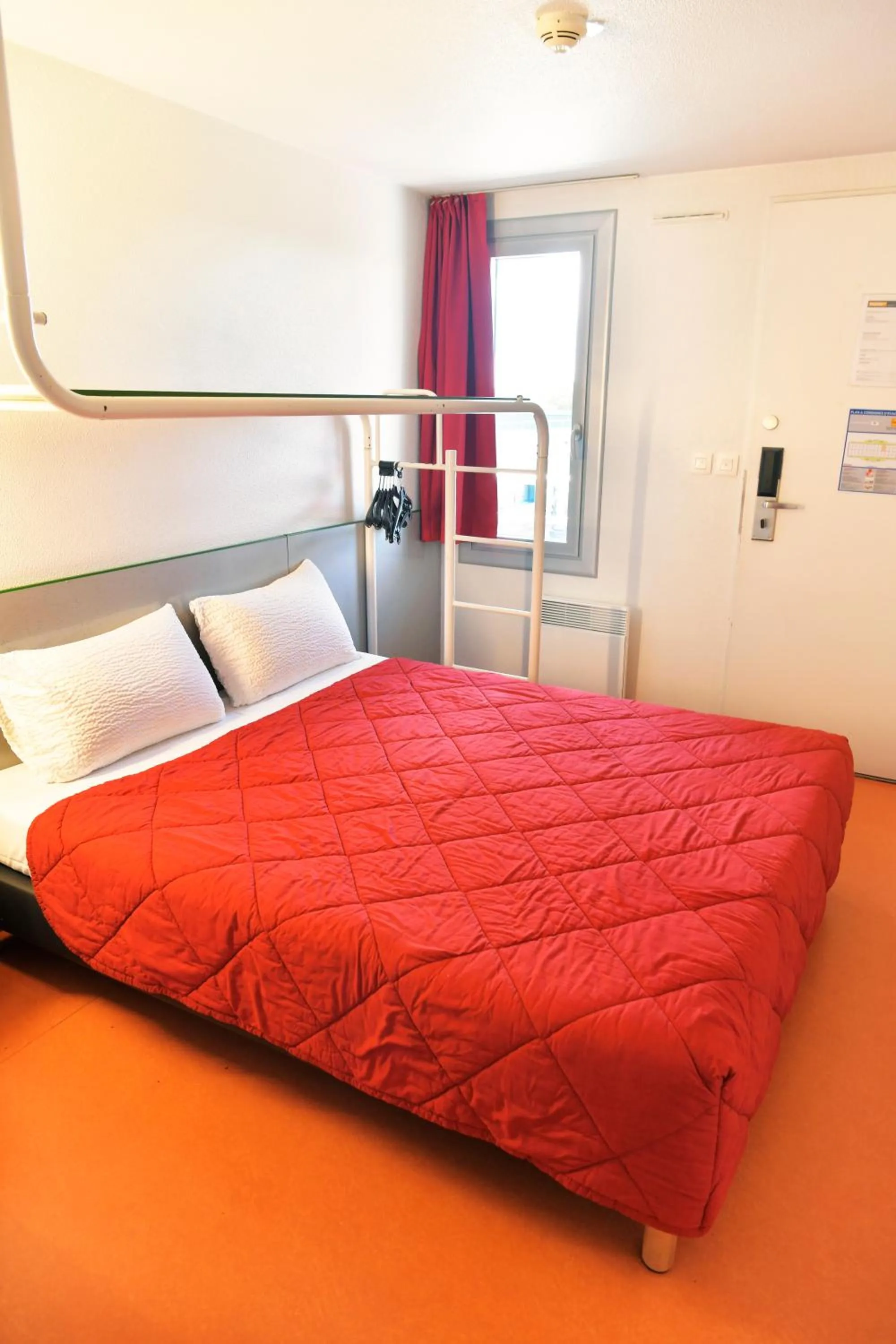 Photo of the whole room, Bed in Premiere Classe Saint Nazaire - Trignac
