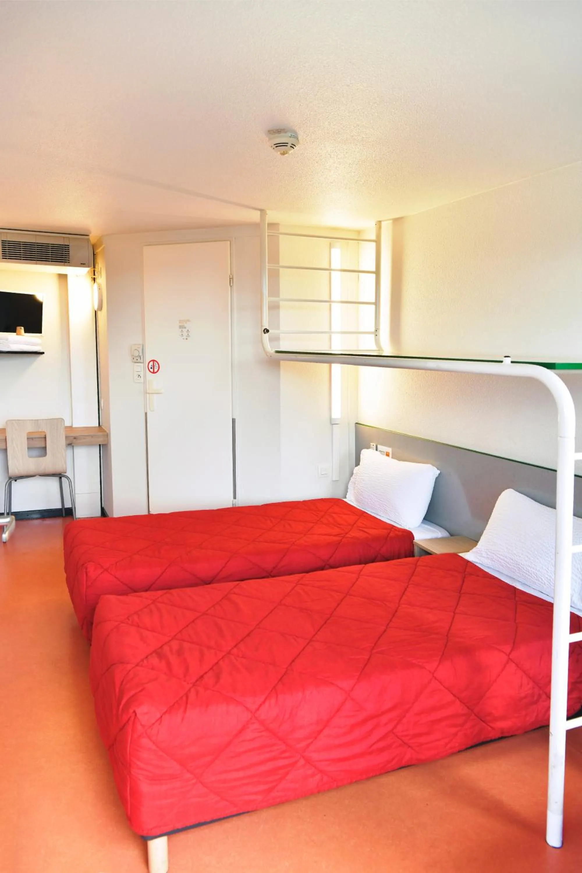 Photo of the whole room, Bed in Premiere Classe Saint Nazaire - Trignac