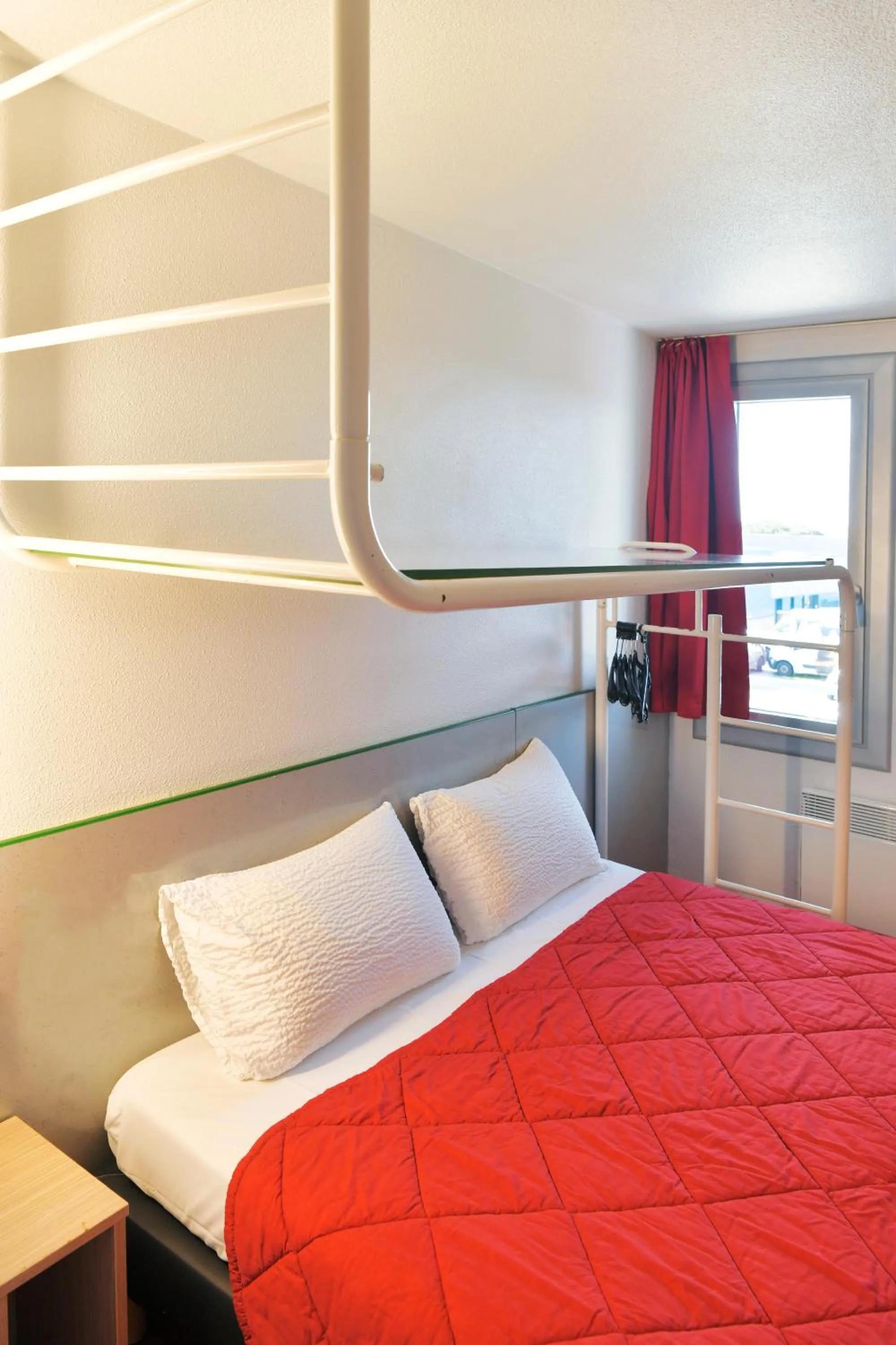 Photo of the whole room, Bed in Premiere Classe Saint Nazaire - Trignac